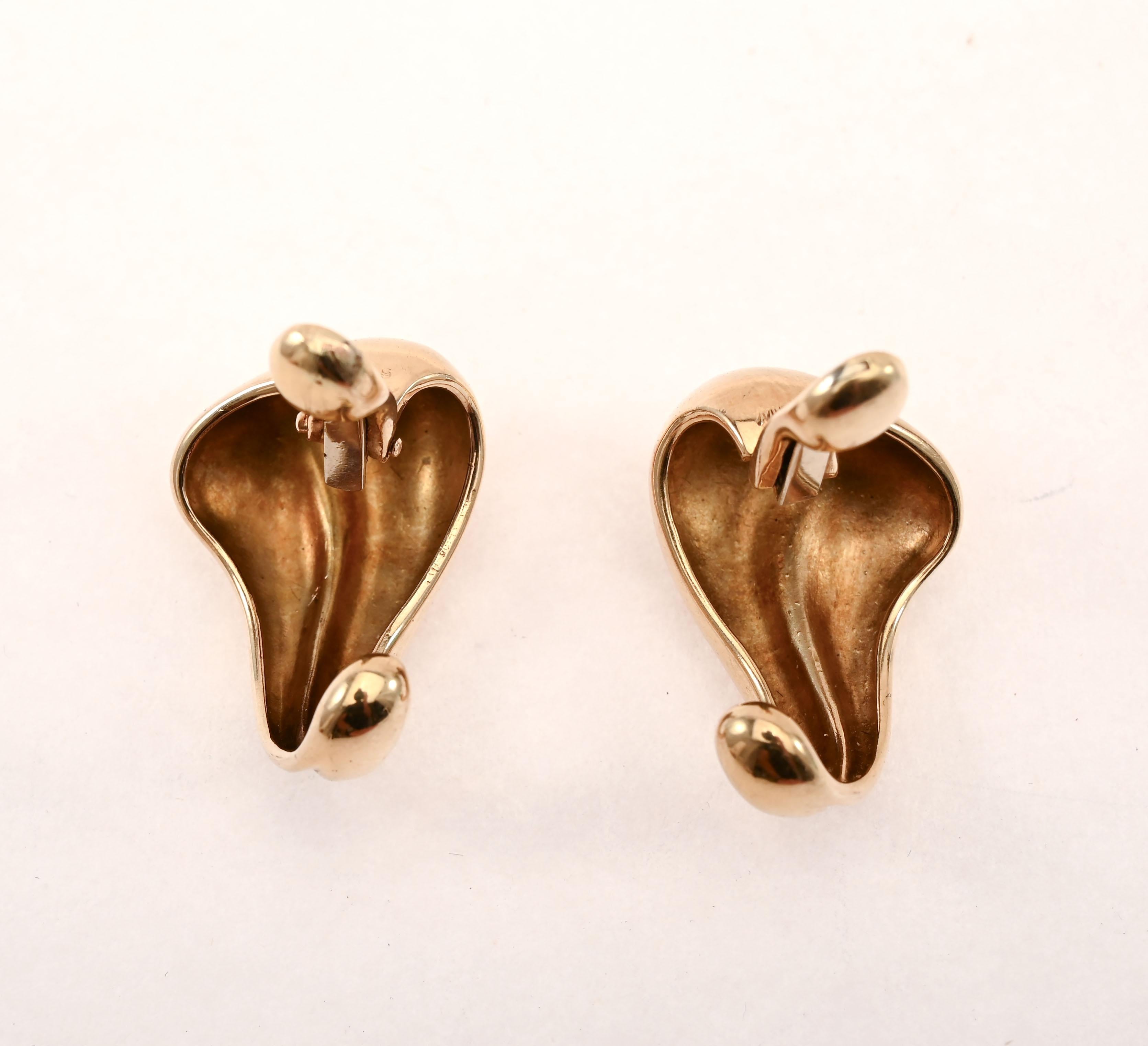 Minas Spiridis Biomorphe Ohrringe aus Gold im Angebot 1