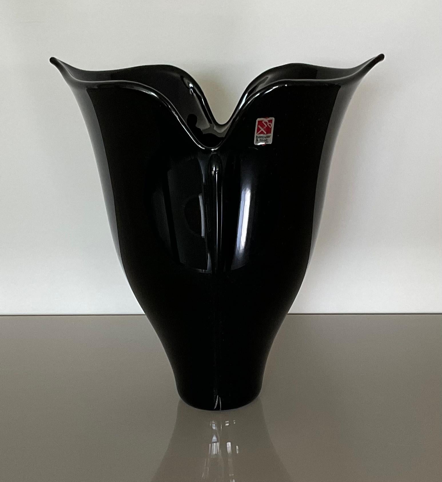 Rare Minassia Murano Vase designed for Barovier and Toso by Toni Zuccheri 1982. The vase is signed with an original label and signature. Reference Minassia series Murano Glass Museum.