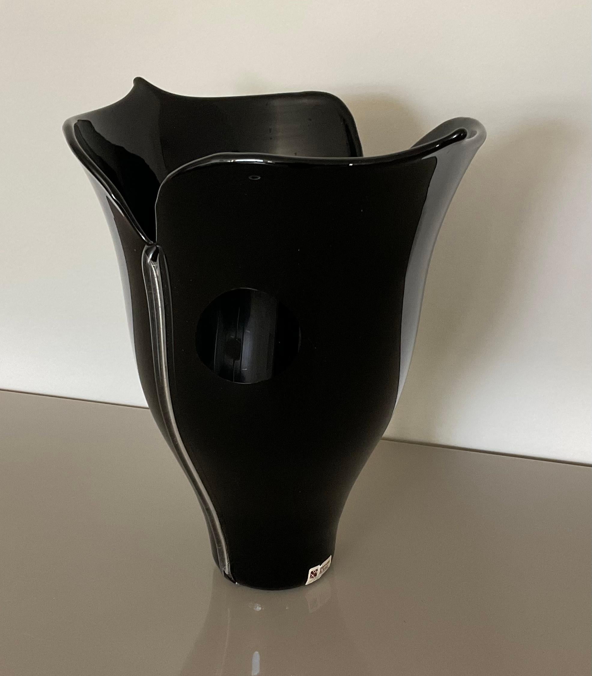 Rare Minassia Murano vase designed for Barovier and Toso by Toni Zuccheri 1982. The vase is signed with an original label and signature. Reference Minassia series Murano Glass Museum.