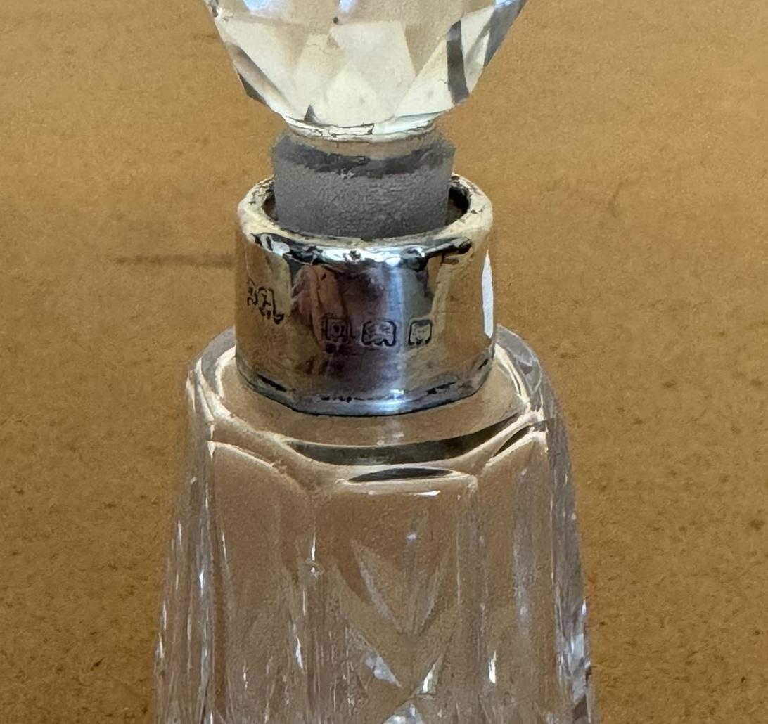 Antigüedades de la Casa Real

Royal House Antiques se complace en ofrecer a la venta este frasco en miniatura de cristal tallado de 1929 Frasco para perfume

El cuerpo principal y el tapón son de cristal fuertemente tallado, la montura tiene un
