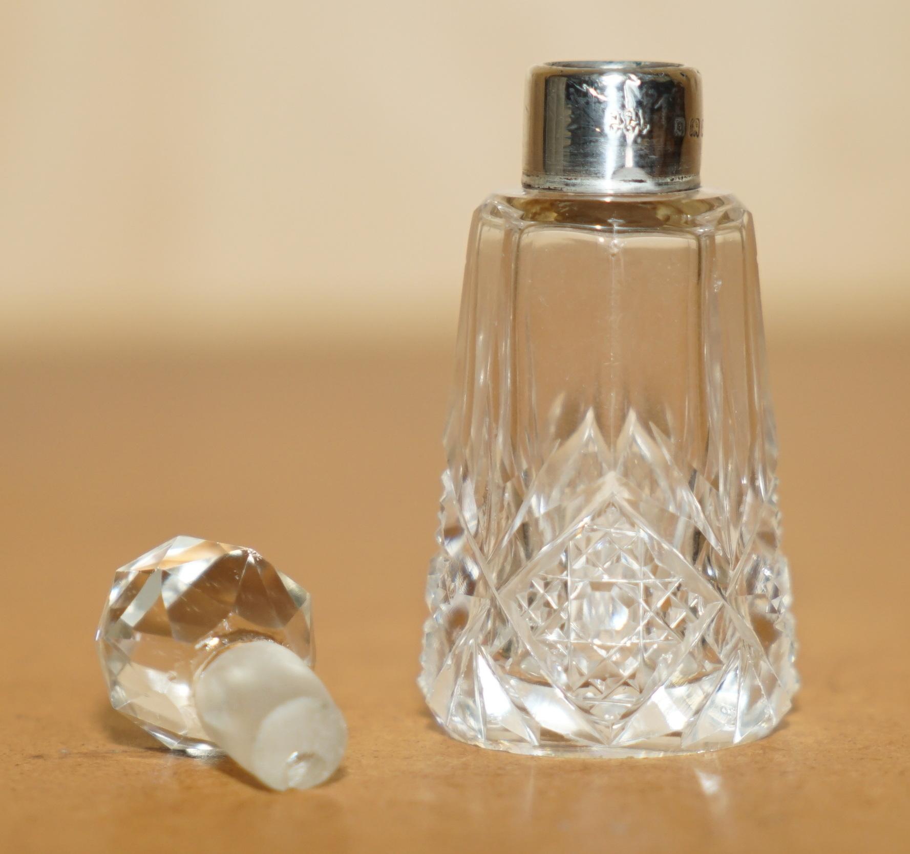 MINATURA 1929 FRASCO ANTIGUO PARA PERFUME VIDRIO CORTADO CRISTAL ESTERLiNG PLATA en Bueno estado para la venta en West Sussex, Pulborough