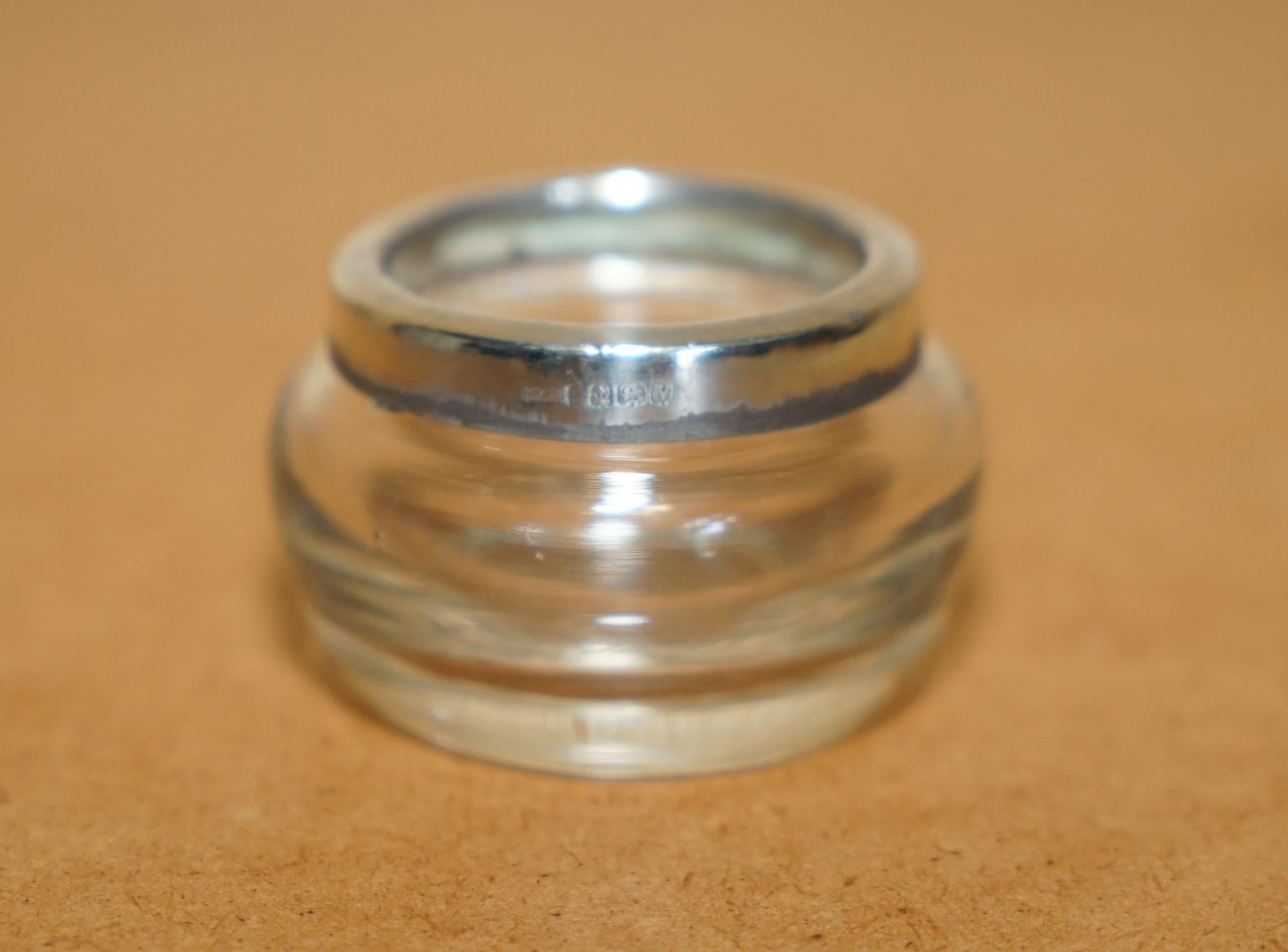 Royal House Antiques

Royal House Antiques freut sich, diese atemberaubende Miniatur 1920 W Batty & Sons Ltd London Made Sterling Silber gekrönt Glas Schminktisch trinket Box zum Verkauf anbieten

Ein sehr gut aussehendes, gut gemachtes und