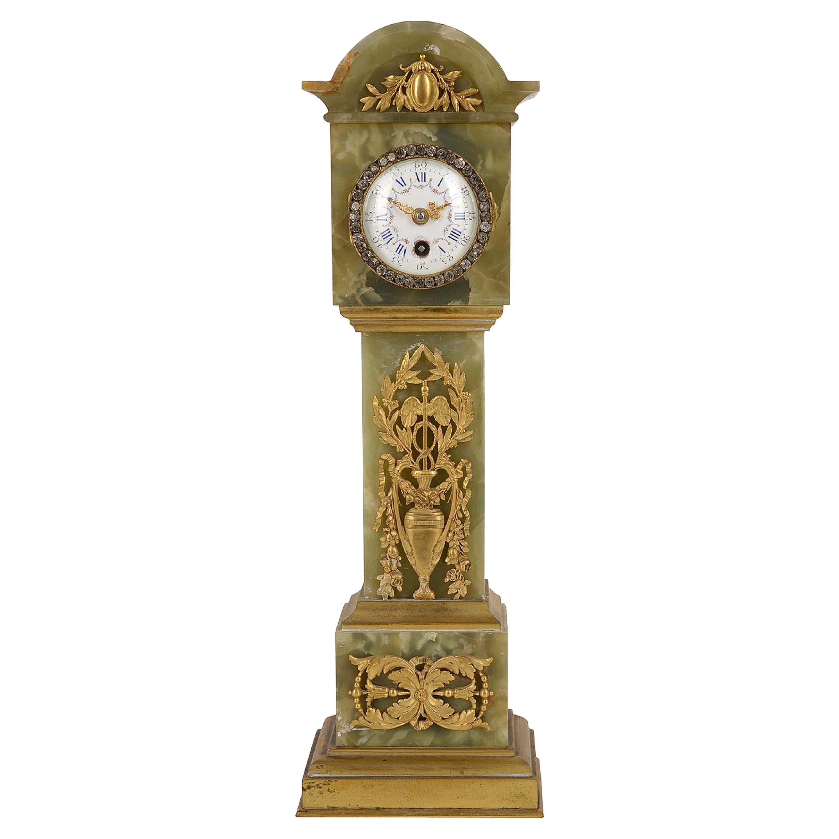Reloj de sobremesa/mantel miniatura de ónice y ormolu, finales del siglo XIX