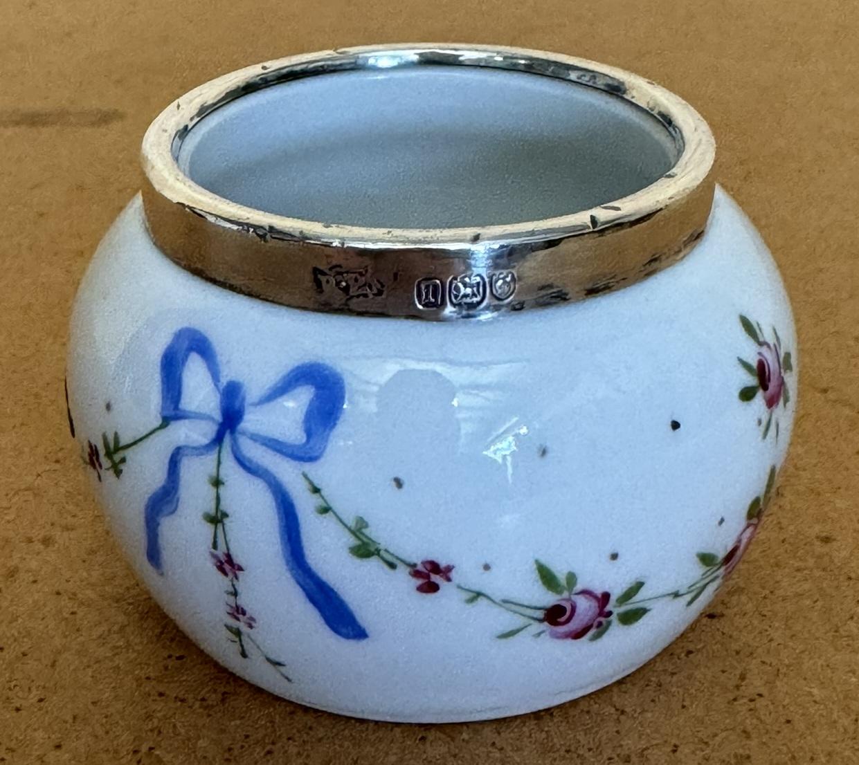 MINATURE ROBERT PRINGLE PRINKET ANTIQUE PORCELAIN TRINKET WiTH STERLING SILVER TRIM en vente 2
