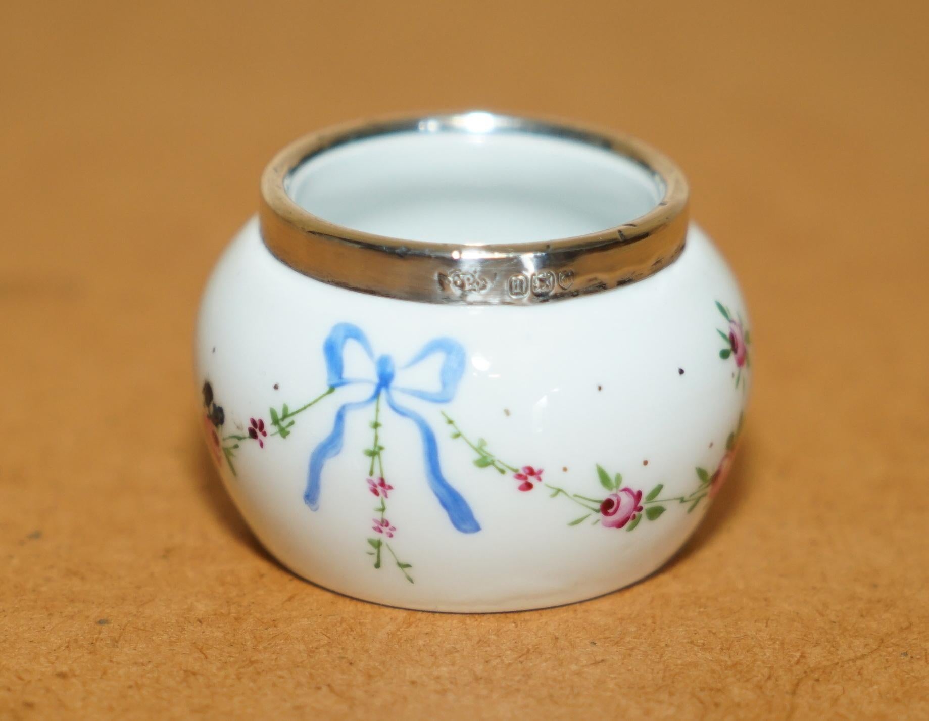 Royal House Antiques

The House of Antiques est ravie d'offrir à la vente cette superbe miniature Robert Pringle & Sons London Made Sterling Silver topped Porcelain Dressing table trinket box.

Une très belle pièce bien faite et décorative, le corps