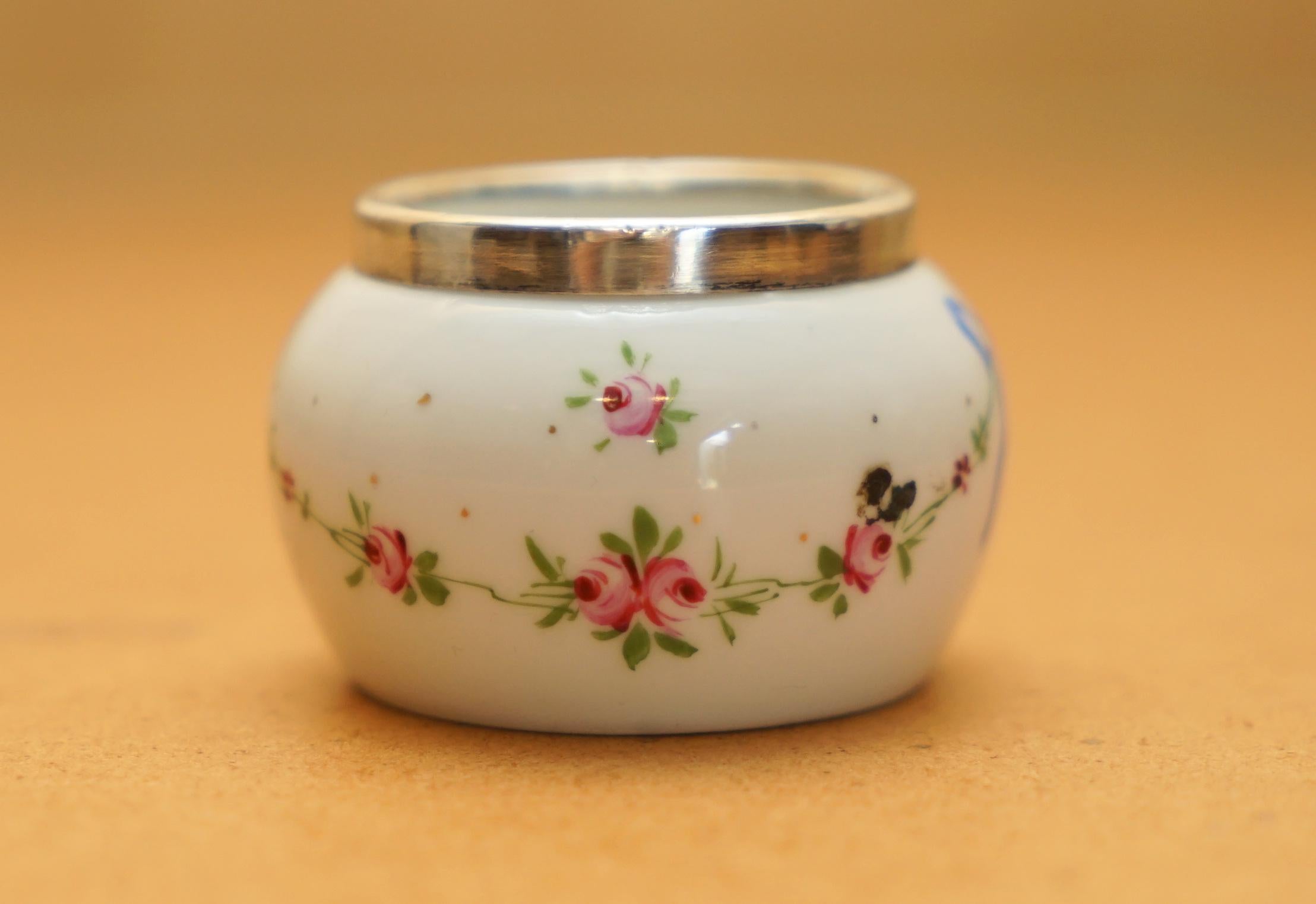 Anglais MINATURE ROBERT PRINGLE PRINKET ANTIQUE PORCELAIN TRINKET WiTH STERLING SILVER TRIM en vente