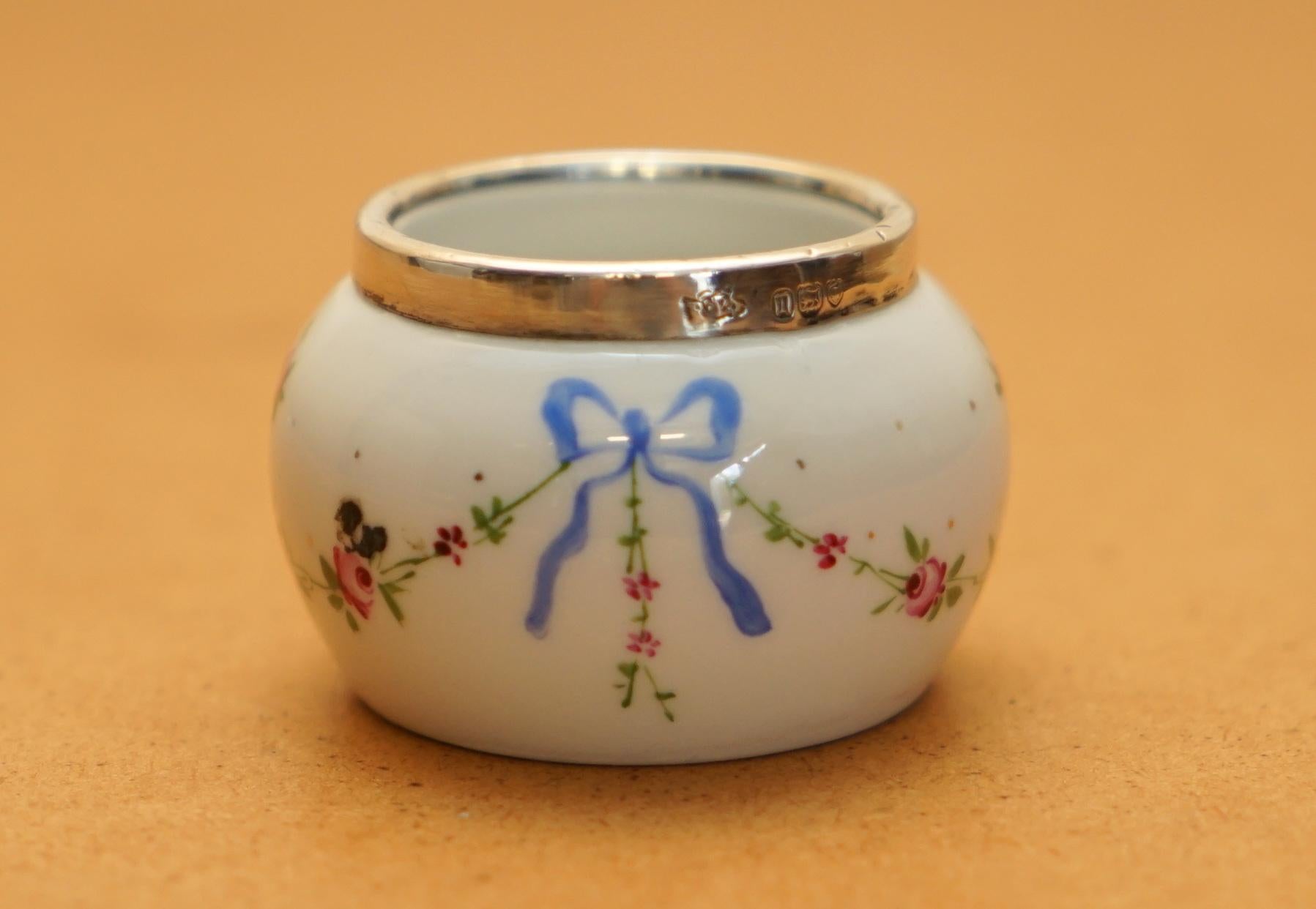 Fait main MINATURE ROBERT PRINGLE PRINKET ANTIQUE PORCELAIN TRINKET WiTH STERLING SILVER TRIM en vente