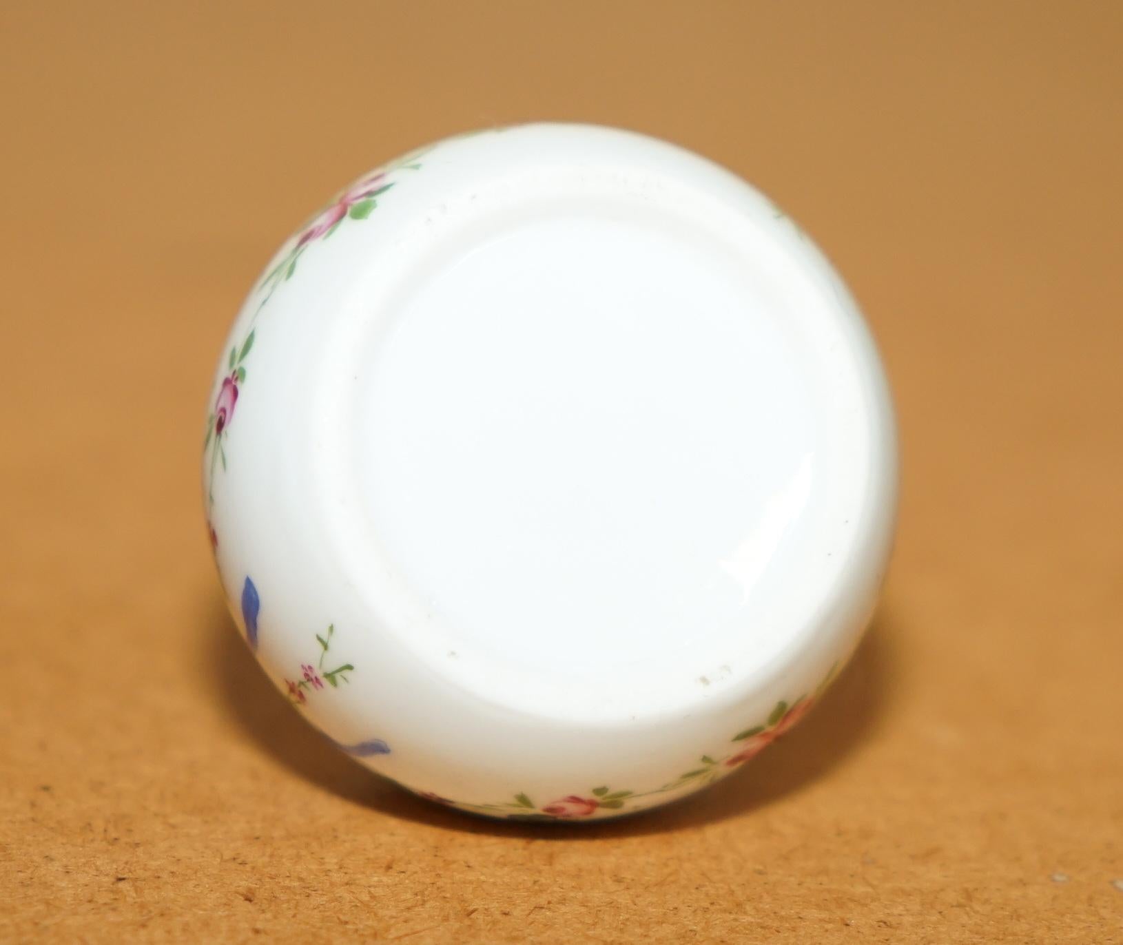 20ième siècle MINATURE ROBERT PRINGLE PRINKET ANTIQUE PORCELAIN TRINKET WiTH STERLING SILVER TRIM en vente