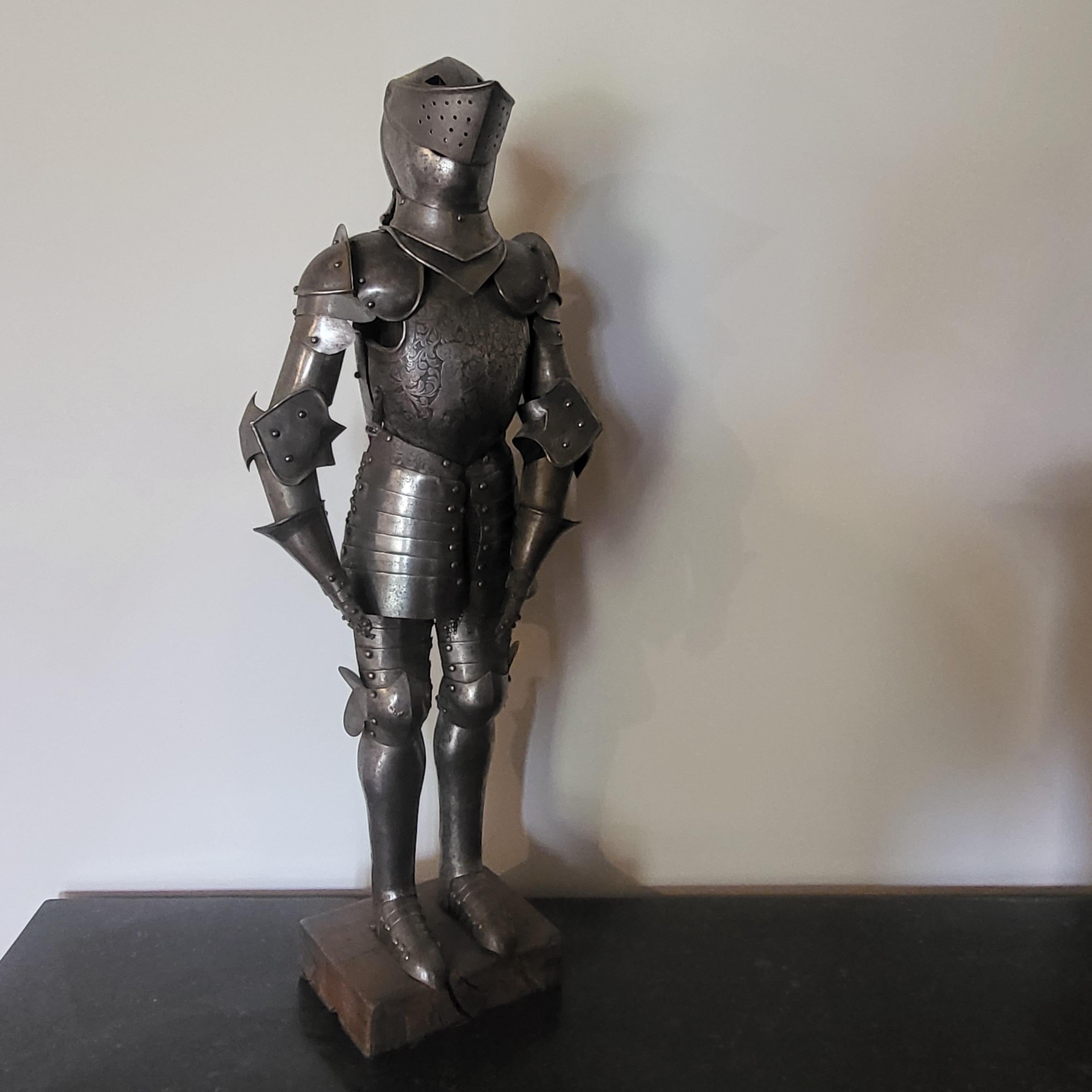 Minature suit of armour In Excellent Condition For Sale In Cheltenham, GB