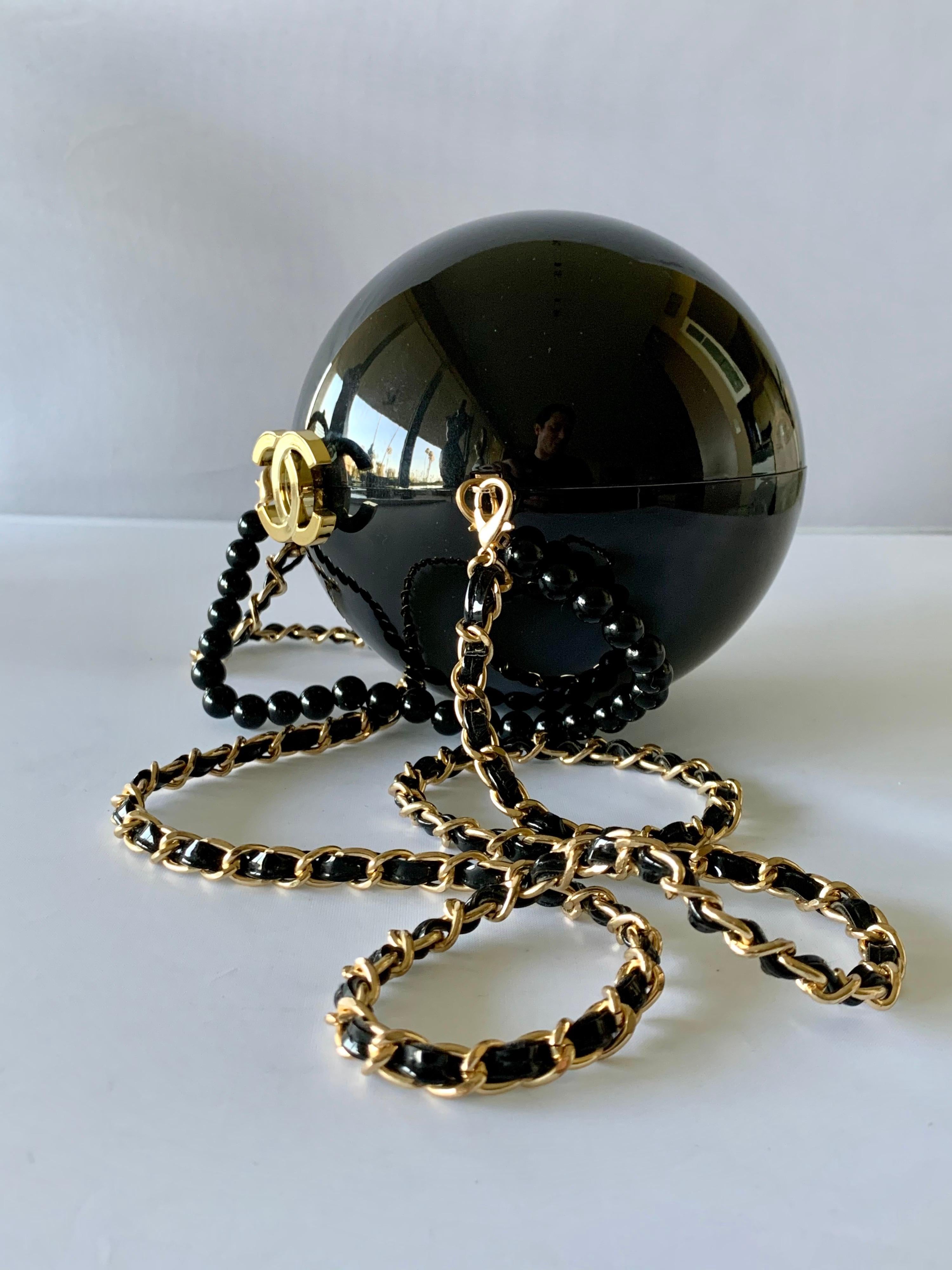 Minaudière Chanel Noir Rond Double CC Logo Sac à main Excellent état à Palm Springs, CA