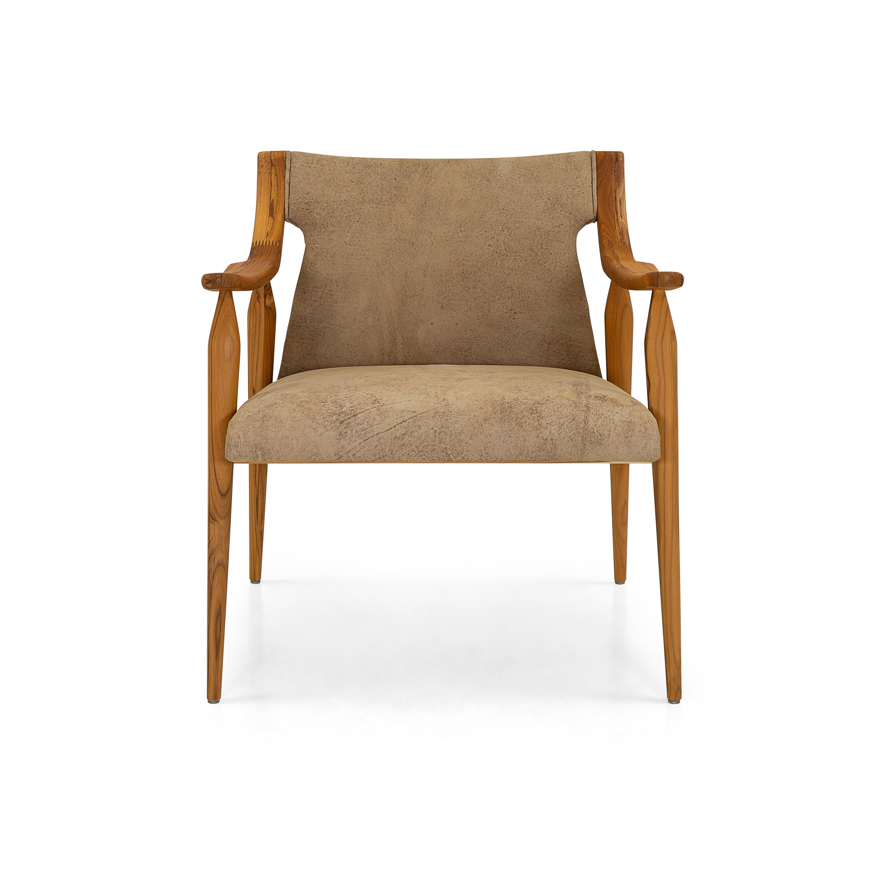 Der Sessel Mince ist mit seinen geschwungenen Armlehnen und den Spindelbeinen in Teakholzoptik und den braunen, schönen Lederkissen eine einladende Ergänzung für jeden Raum in Ihrem modernen Zuhause. Dieser moderne Stuhl hat ein klares,