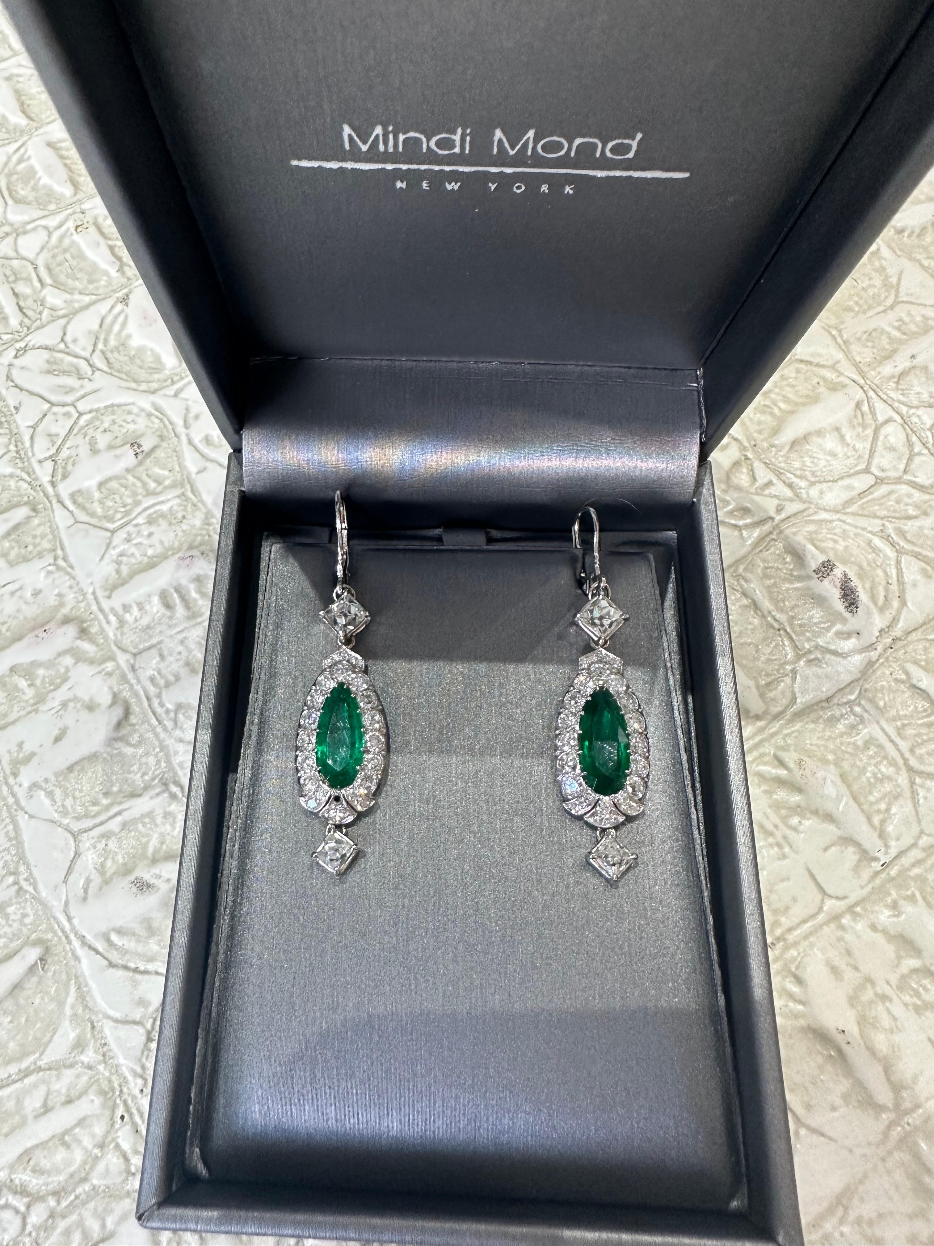 Boucles d'oreilles pendantes en platine avec émeraude de Colombie et diamant français Mindi Mond Unisexe en vente