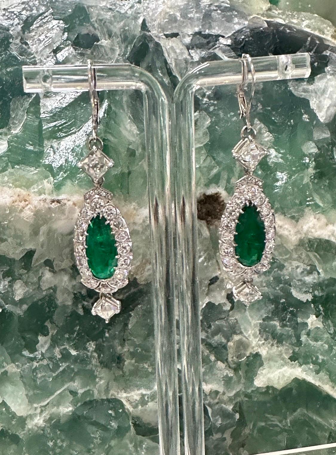 Boucles d'oreilles pendantes en platine avec émeraude de Colombie et diamant français Mindi Mond en vente 1
