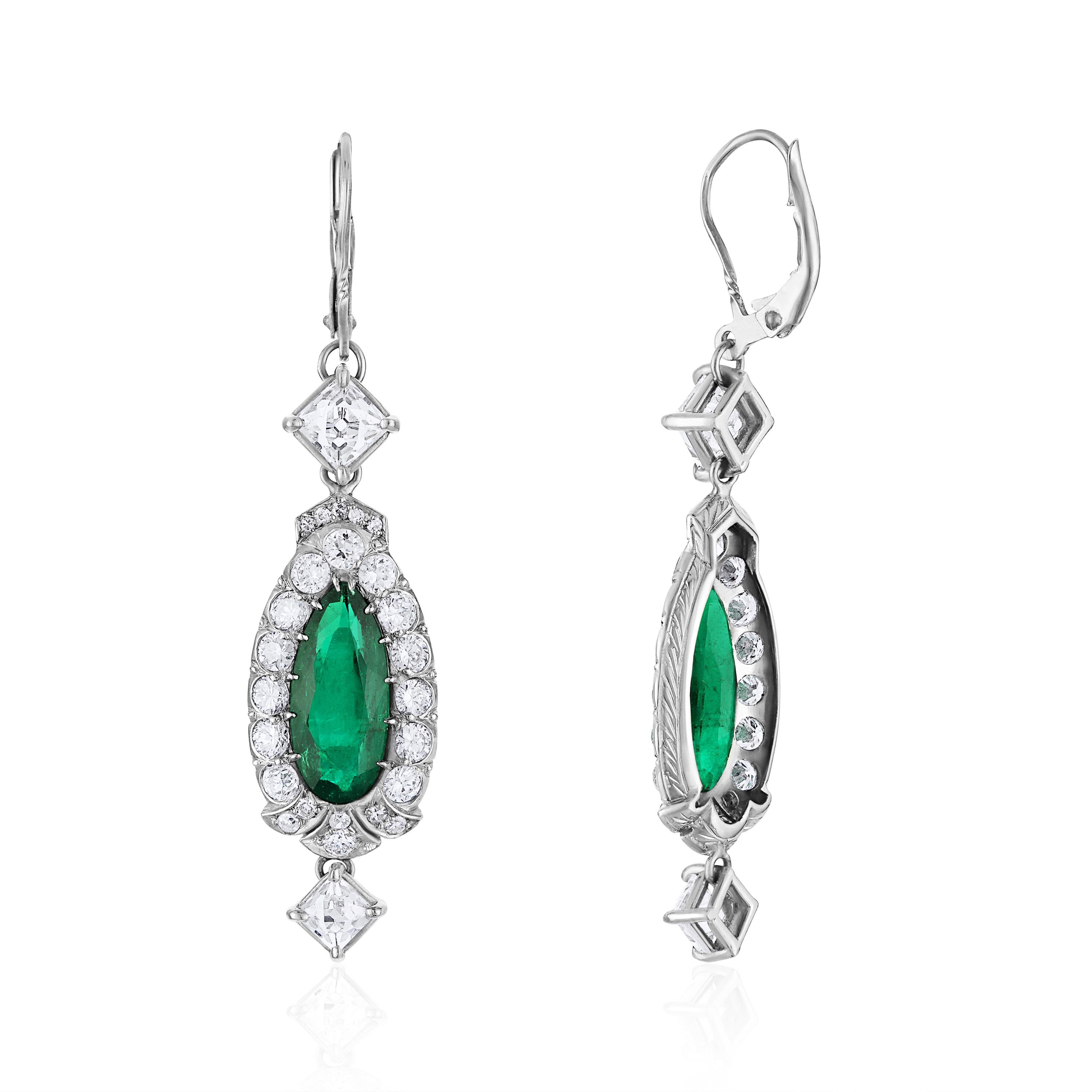 Boucles d'oreilles pendantes en platine avec émeraude de Colombie et diamant français Mindi Mond en vente 2