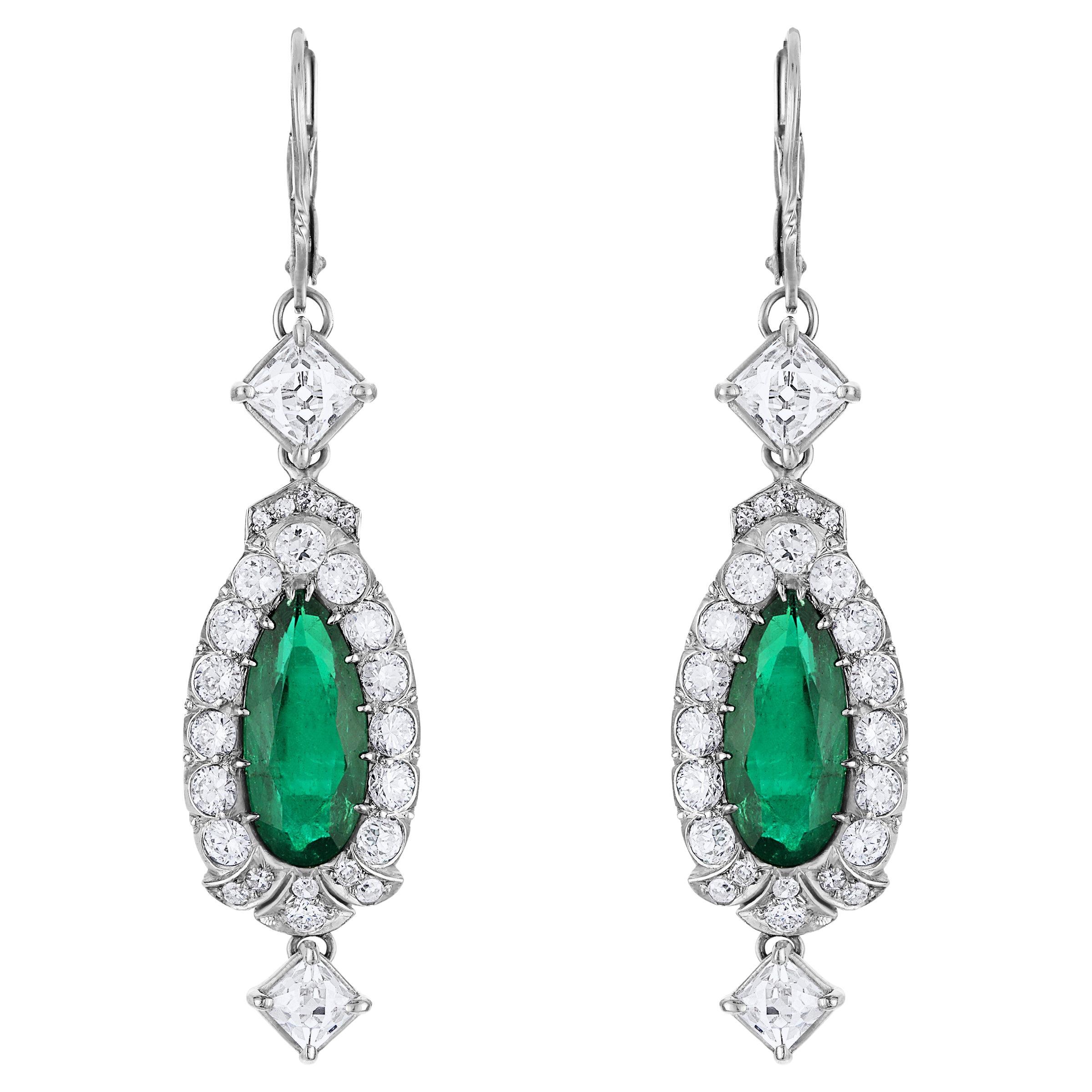 Boucles d'oreilles pendantes en platine avec émeraude de Colombie et diamant français Mindi Mond en vente
