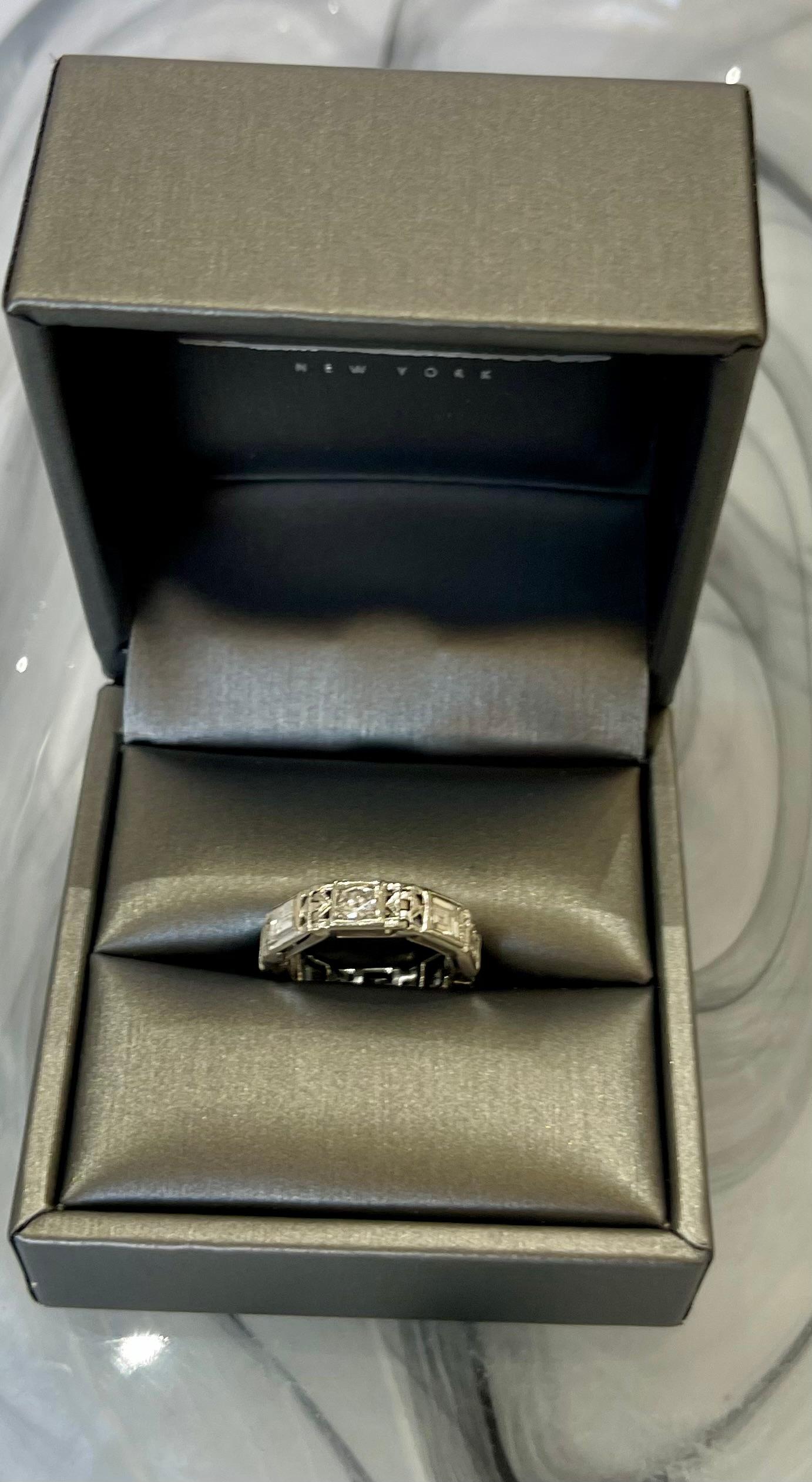 Mindi Mond Deco Rosa Ring mit Gliedern und Diamanten (Smaragdschliff) im Angebot