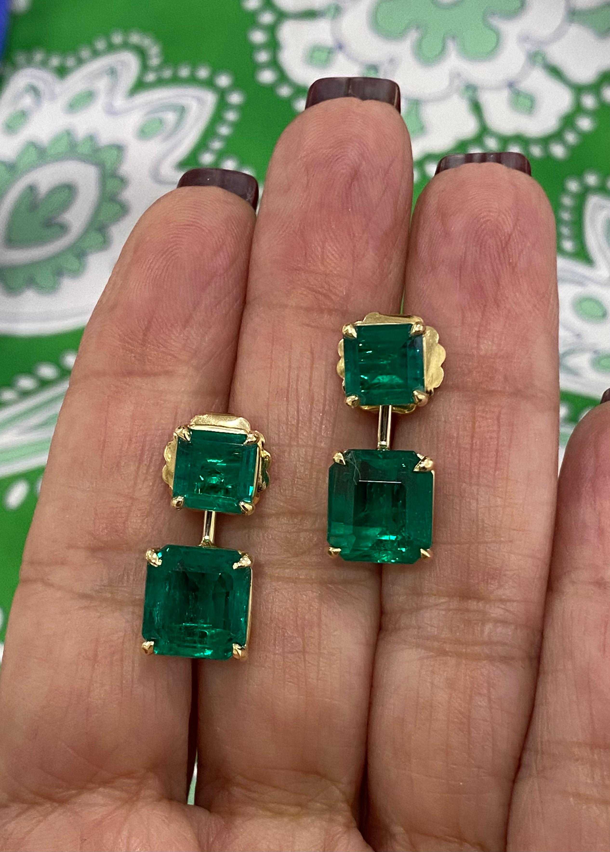 Contemporary Incredible  9.13 Carat Colombian Emerald Detachable 18k Gold Earrings For Sale