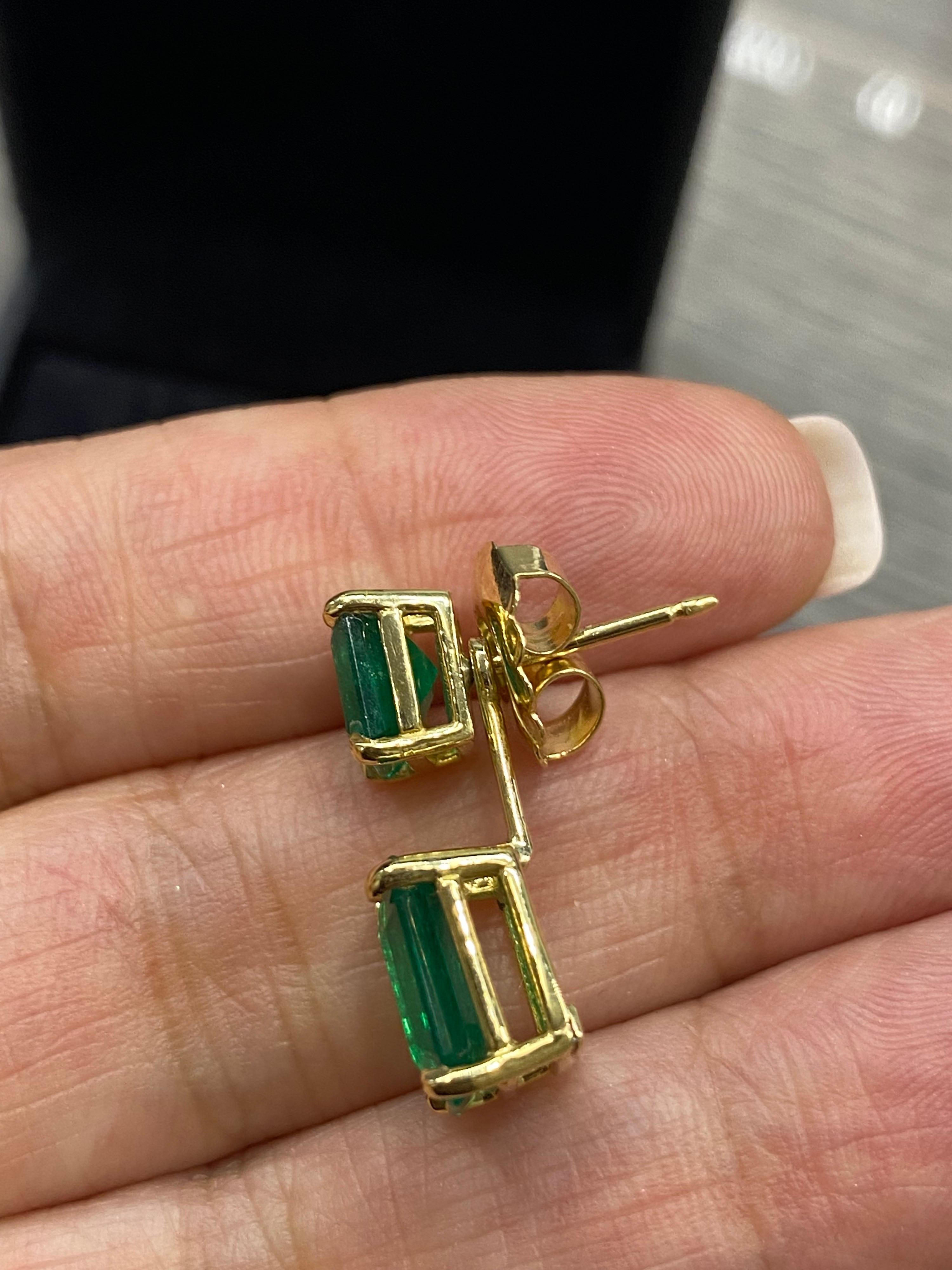 Incredible  9.13 Carat Colombian Emerald Detachable 18k Gold Earrings For Sale 2
