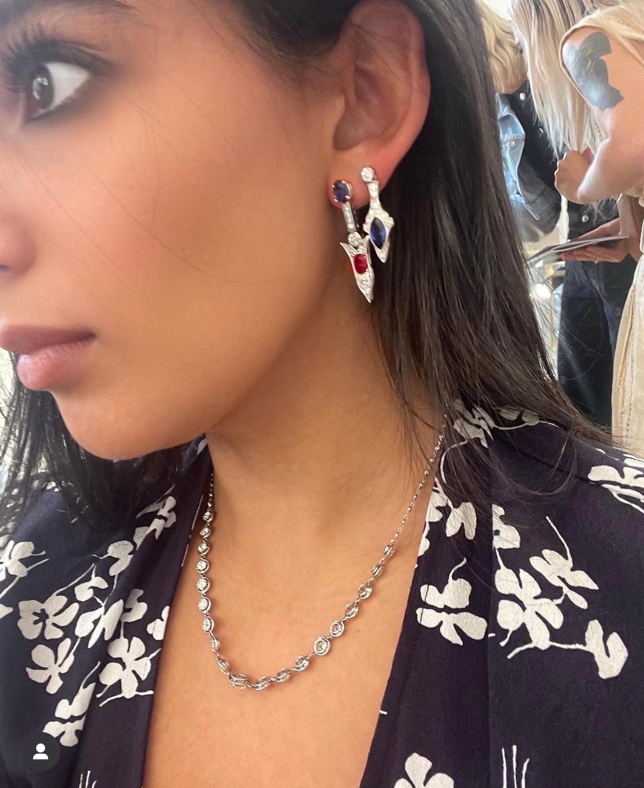 Pendentifs d'oreilles Arrow en rubis, saphir et diamant de Mindi Mond Excellent état - En vente à New York, NY