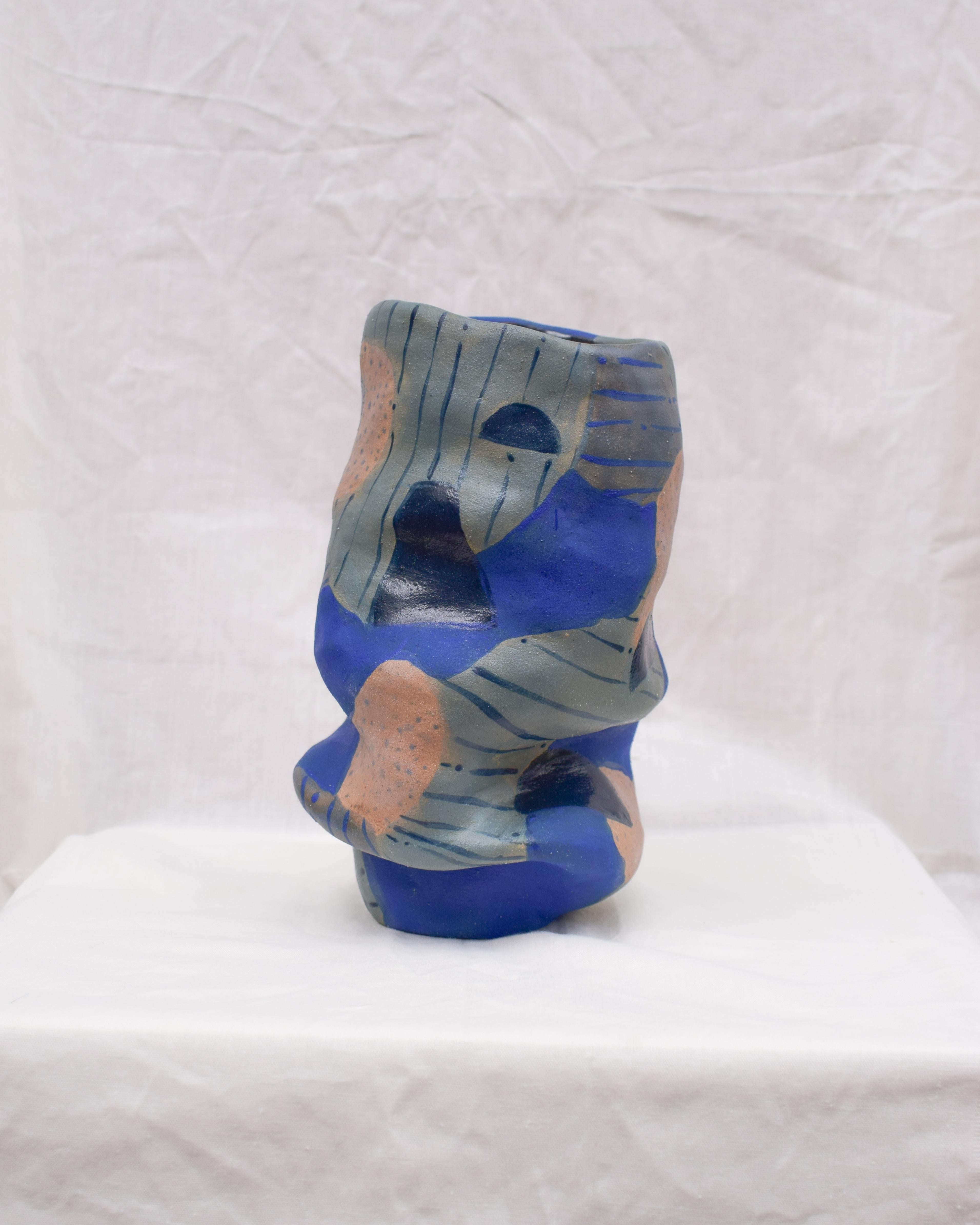 Mindscape 1 Vessel di Ella Bulley
Unico nel suo genere.
Dimensioni: Ø 12 x H. 19 cm.
Materiali: Gres porcellanato.

Ella Bulley è un Material Design Studio con sede a Londra, che crea lavori che spesso attraversano i regni del tessile, dei prodotti,