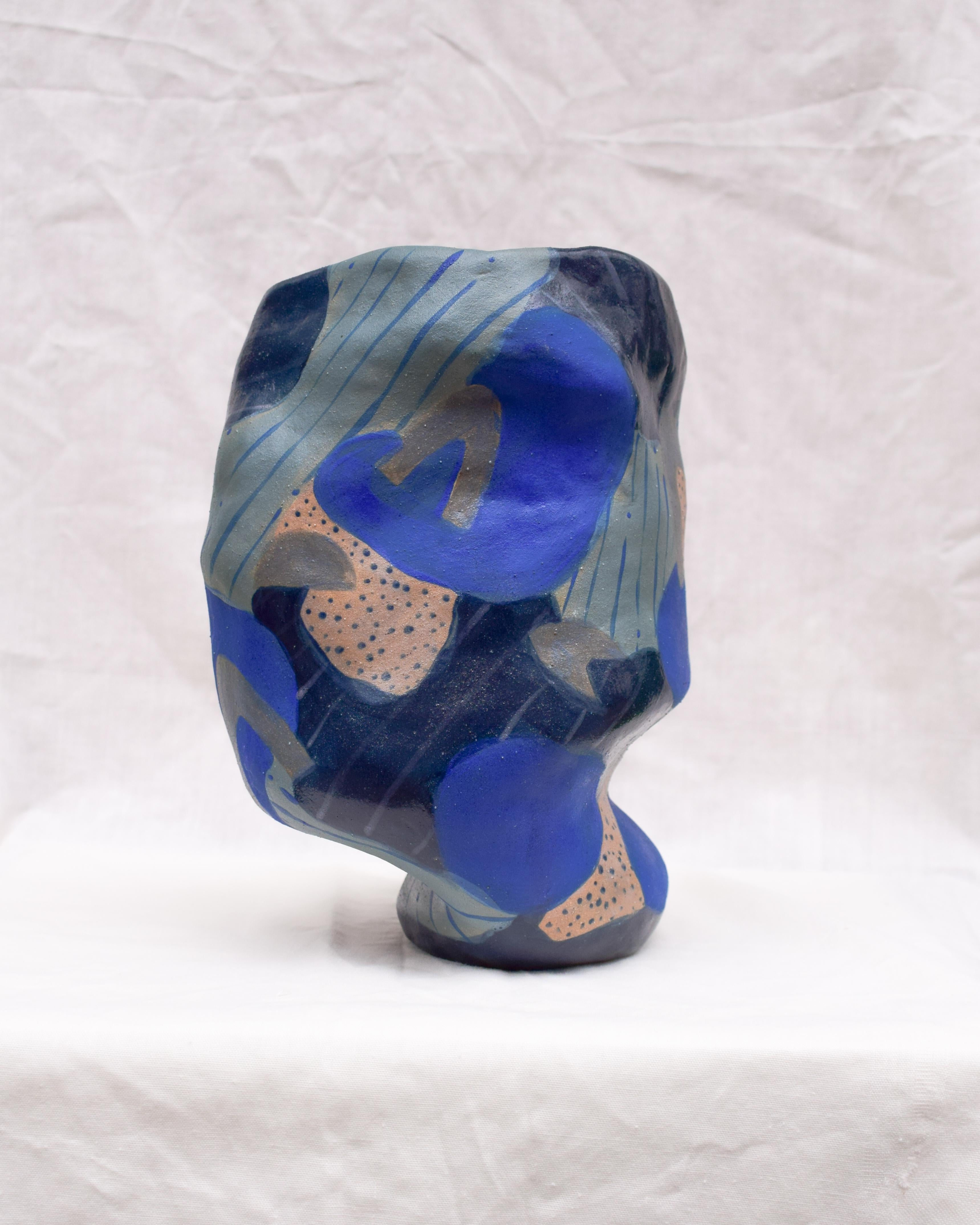 Mindscape 2 Vessel di Ella Bulley
Unico nel suo genere.
Dimensioni: Ø 15 x H. 19 cm.
Materiali: Gres porcellanato.

Ella Bulley è un Material Design Studio con sede a Londra, che crea lavori che spesso attraversano i regni del tessile, dei prodotti,