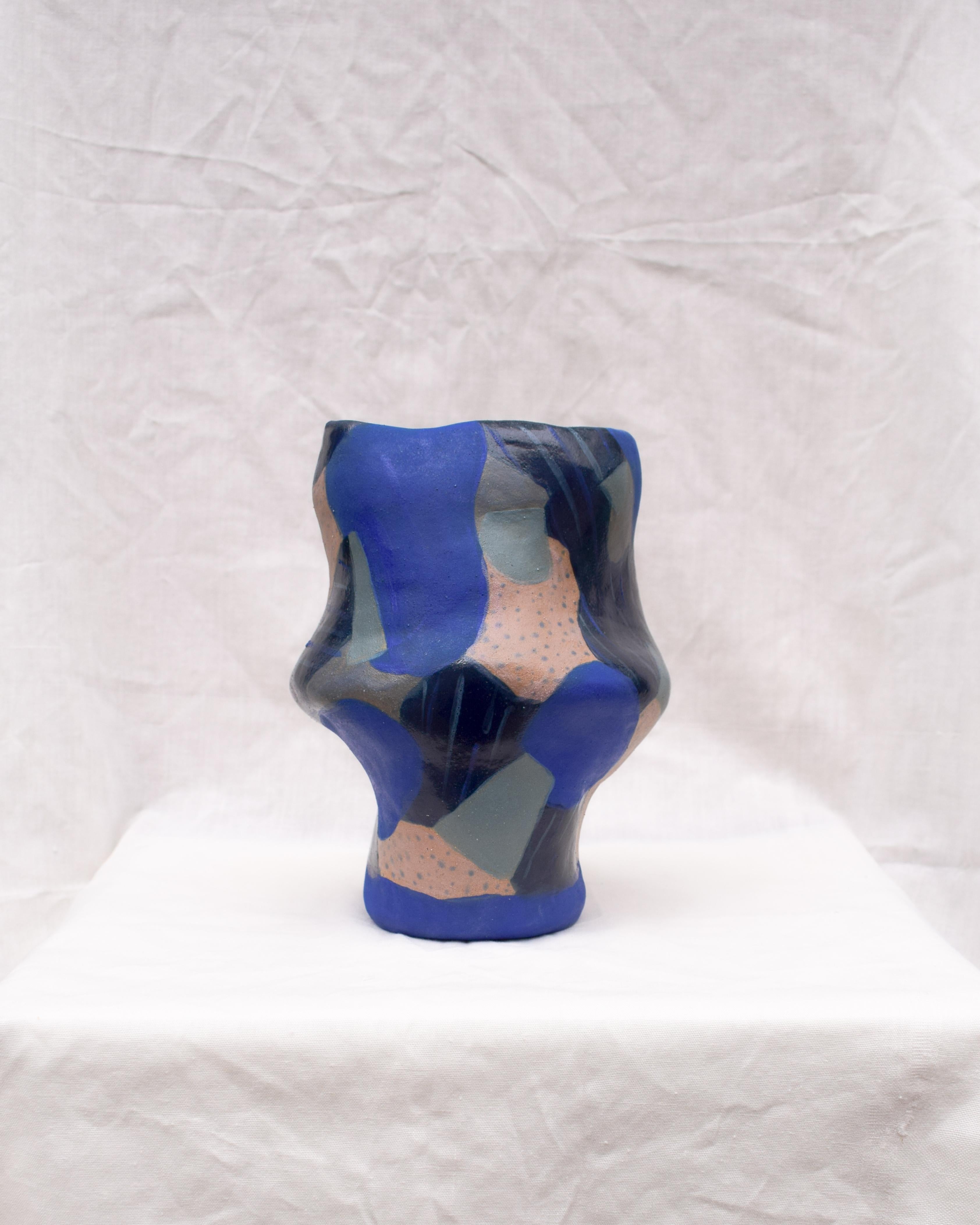 Mindscape 3 Vessel di Ella Bulley
Unico nel suo genere.
Dimensioni: Ø 13 x H. 17 cm.
Materiali: Gres porcellanato.

Ella Bulley è un Material Design Studio con sede a Londra, che crea lavori che spesso attraversano i regni del tessile, dei prodotti,