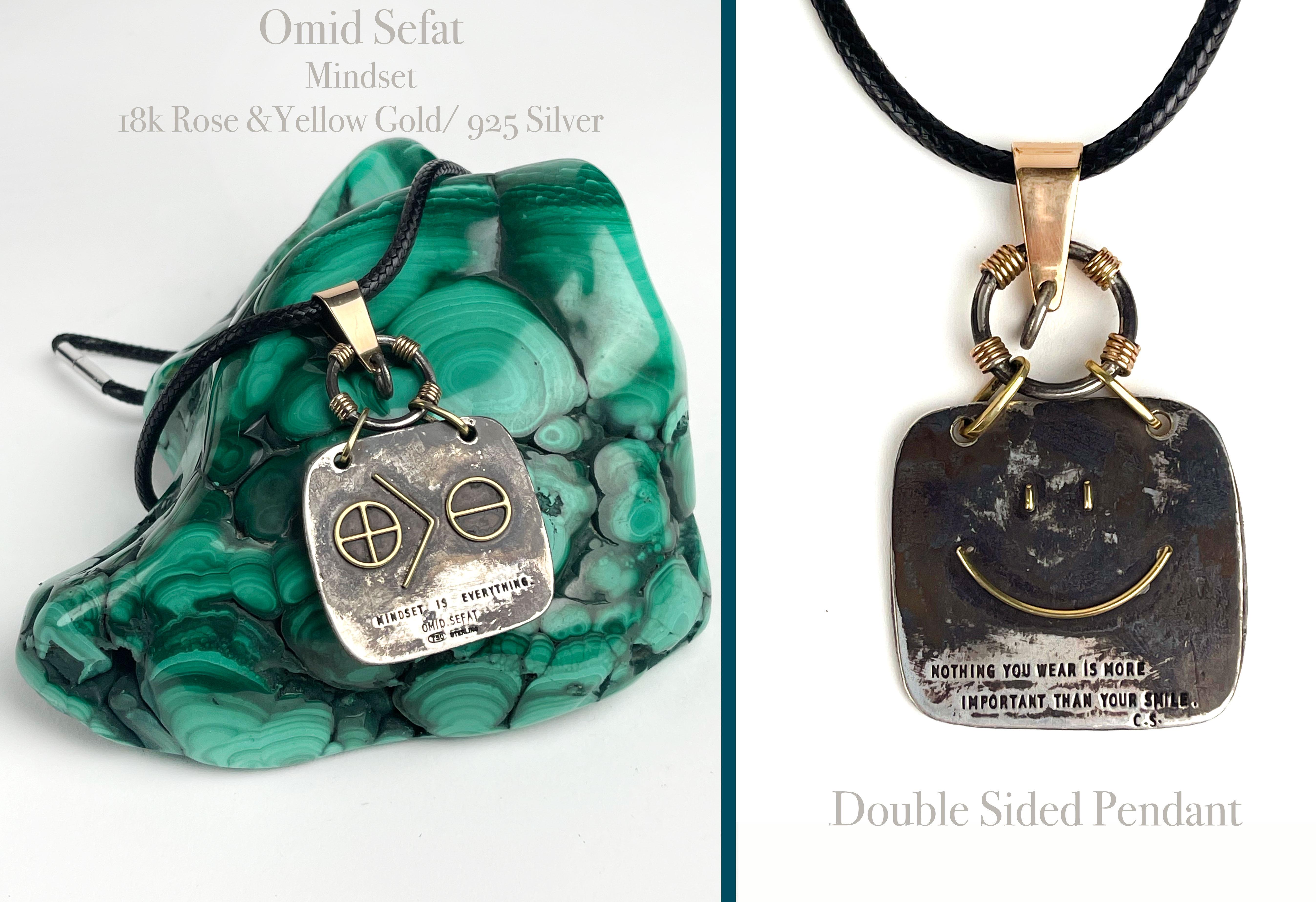 Prova il perfetto connubio tra eleganza e ispirazione con questo ciondolo unisex a doppia faccia, realizzato a mano e disegnato da Omid Sefat. Realizzato in oro rosa e giallo a 18 carati e argento 925, questo squisito pezzo è la testimonianza di