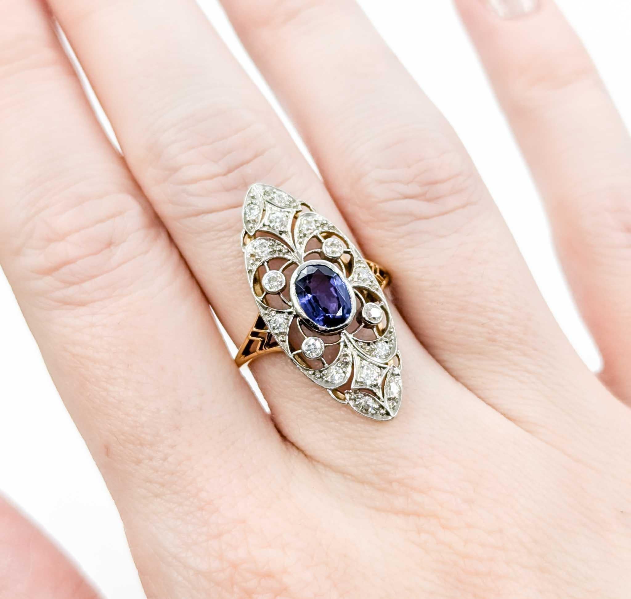 Exquisiter Ring mit Diamant und Tansanit im Minenschliff aus 18k Gelbgold und Platin

Wir präsentieren diesen wunderschönen antiken Ring aus 18 Karat Gelbgold und Platin. Der Ring besteht aus einem Diamanten im Minenschliff mit einem Gewicht von