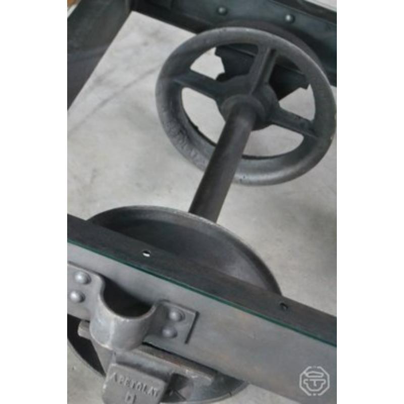 Tavolino da caffè Mine Wagon, anni '30

Design vintage
Bellissimo tavolino da caffè realizzato con un ex carro da miniera, completamente restaurato. Pezzo unico.

Informazioni aggiuntive:
Materiali: Vetro, metallo
Colore: Trasparente, Grigio
Periodo