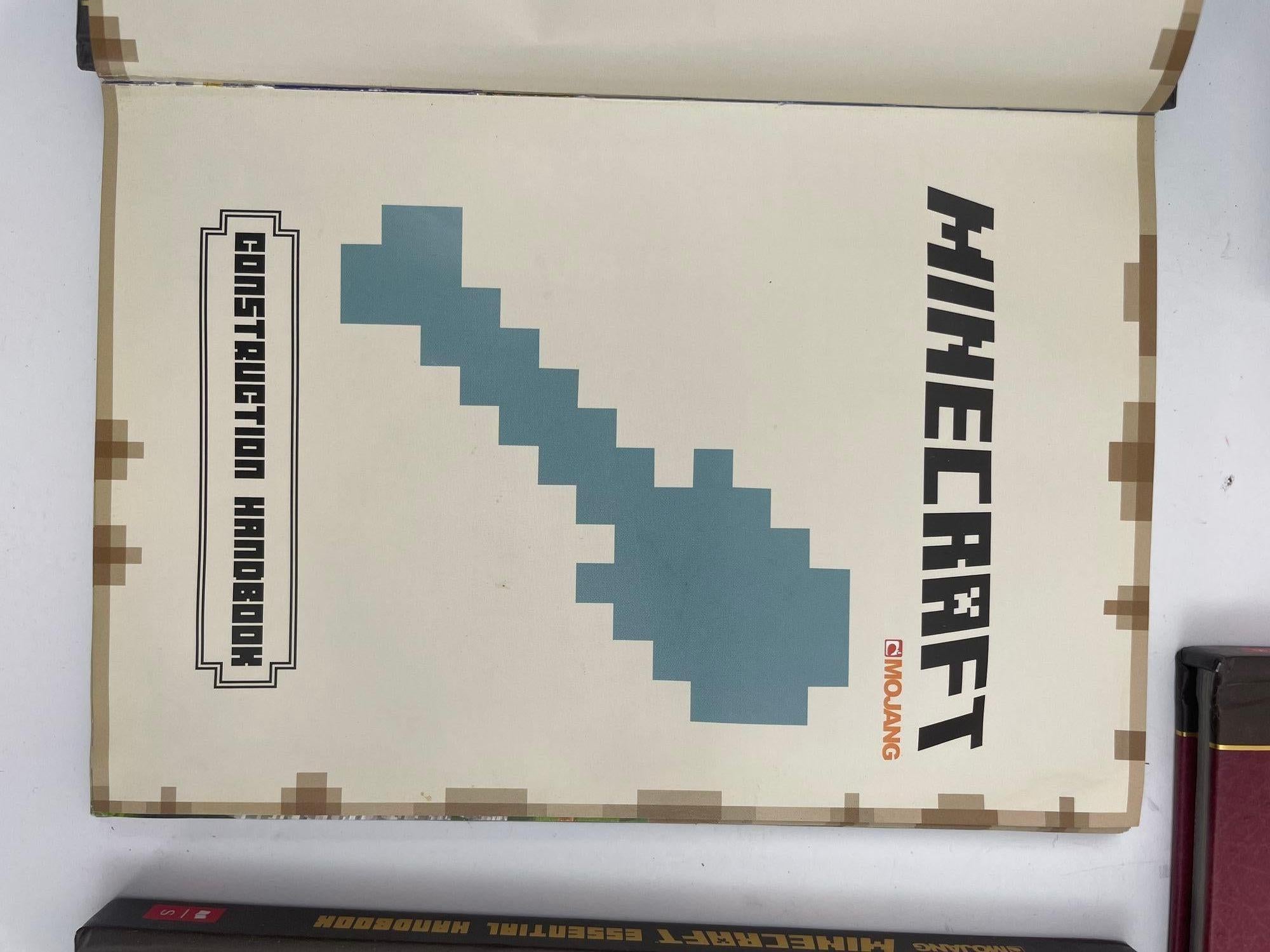 Minecraft The Complete Handbook Collection'S Set of 4 di Stephanie Milton in vendita 8