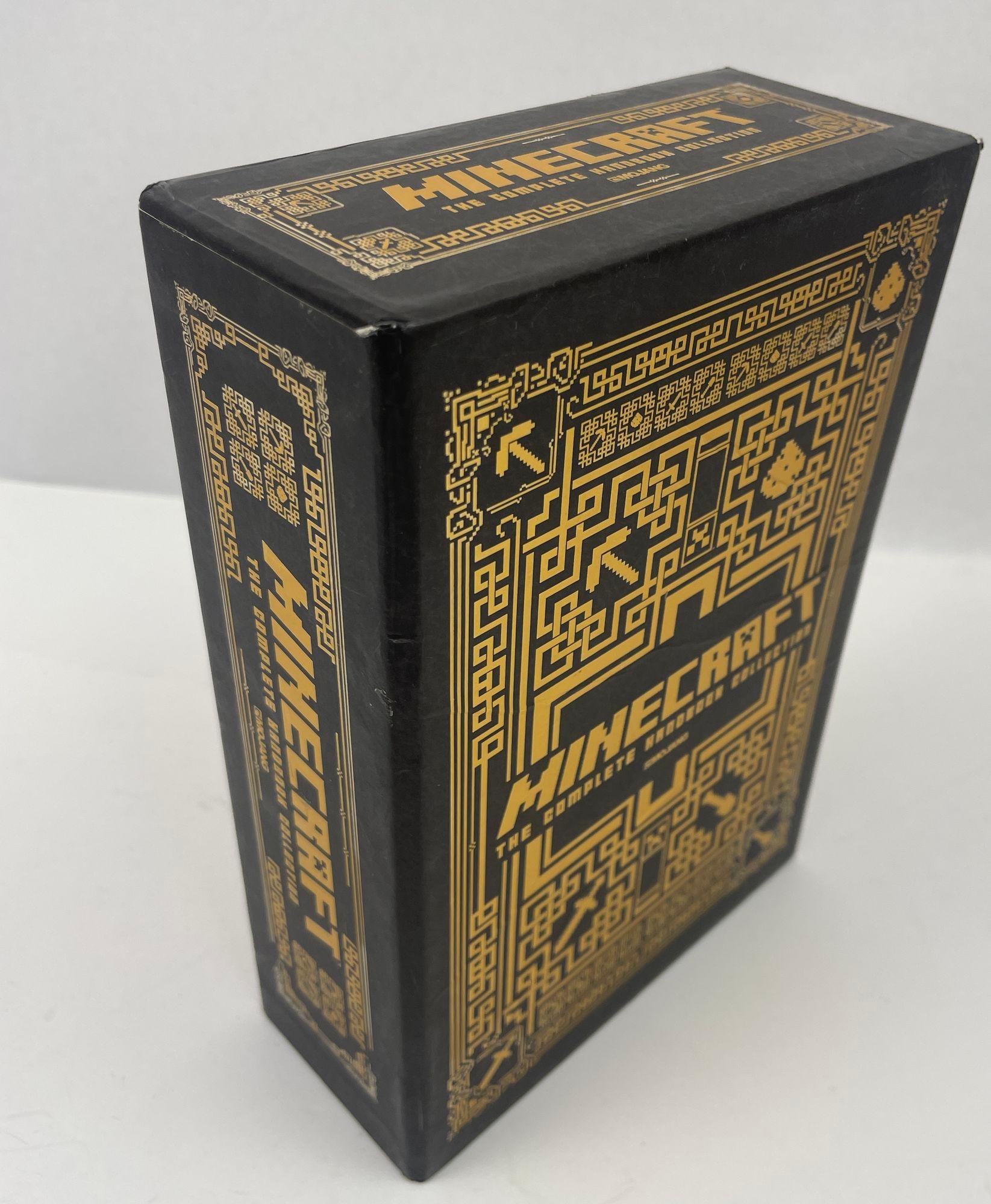 Minecraft The Complete Handbook Collection'S Set of 4 di Stephanie Milton.
I quattro manuali più venduti di Minecraft sono disponibili in questo splendido cofanetto con copertina dorata.
Include il Manuale essenziale, il Manuale della pietra rossa,