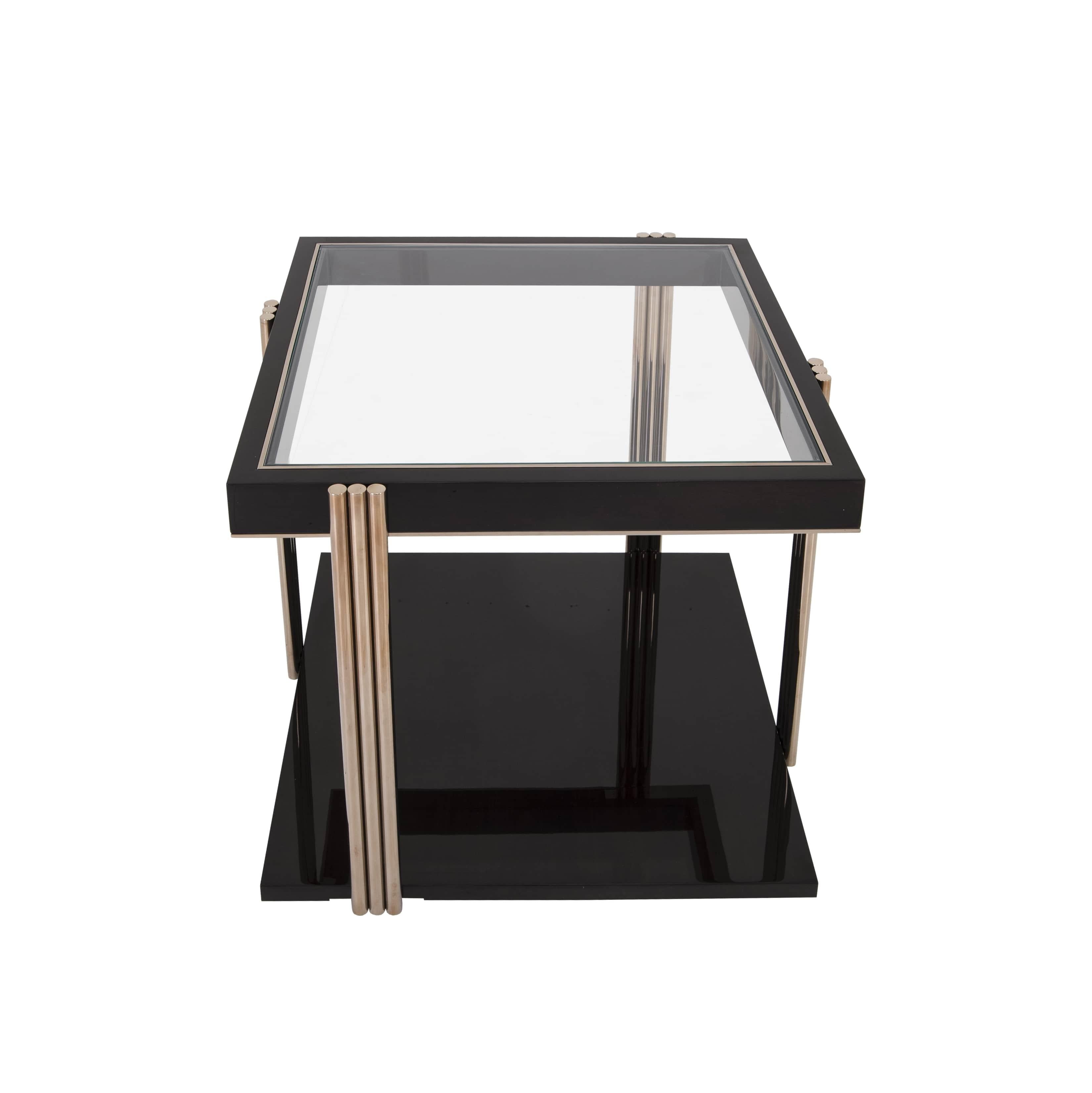 Étude d'équilibre et de contraste des matériaux, cette table d'appoint associe la chaleur de la finition en bois de koto gris à l'élégance subtile du laiton fumé. Son design est défini par quatre pieds linéaires en métal dans une finition en laiton