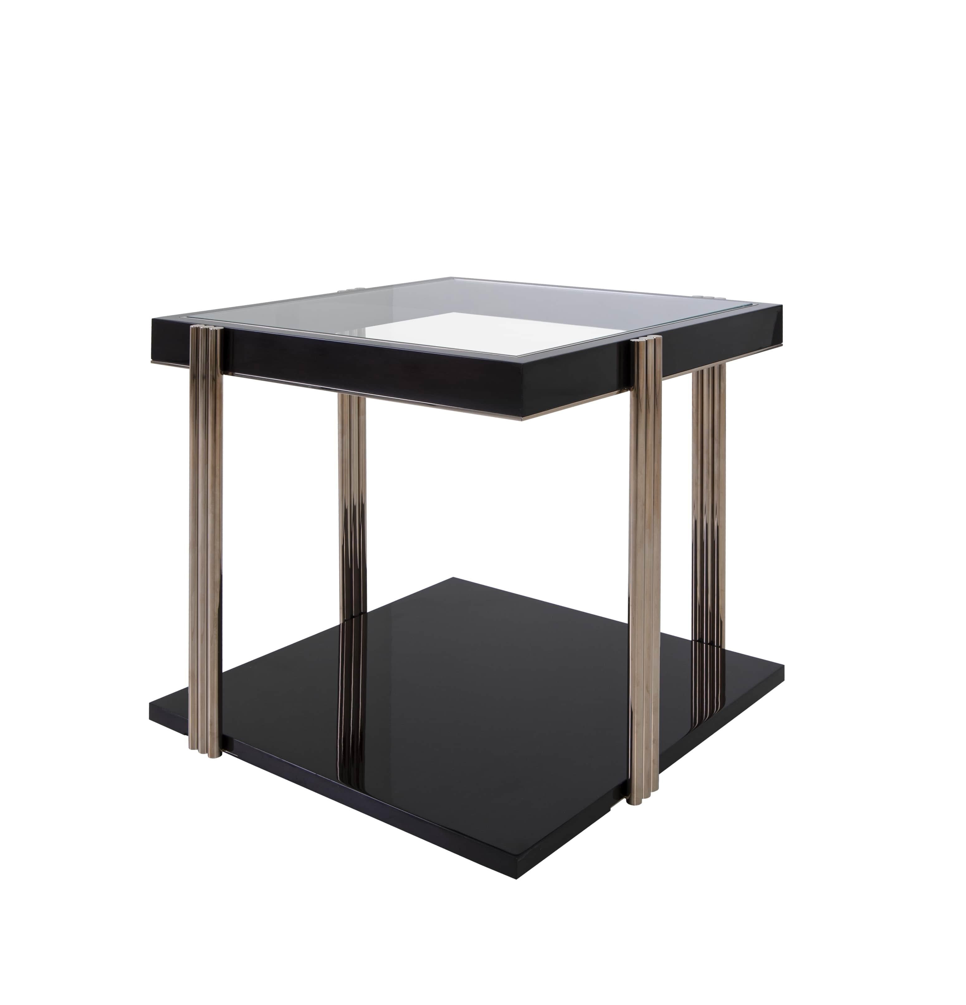 Moderne Table d'appoint Minelli avec structure en bois et détails en laiton fumé en vente