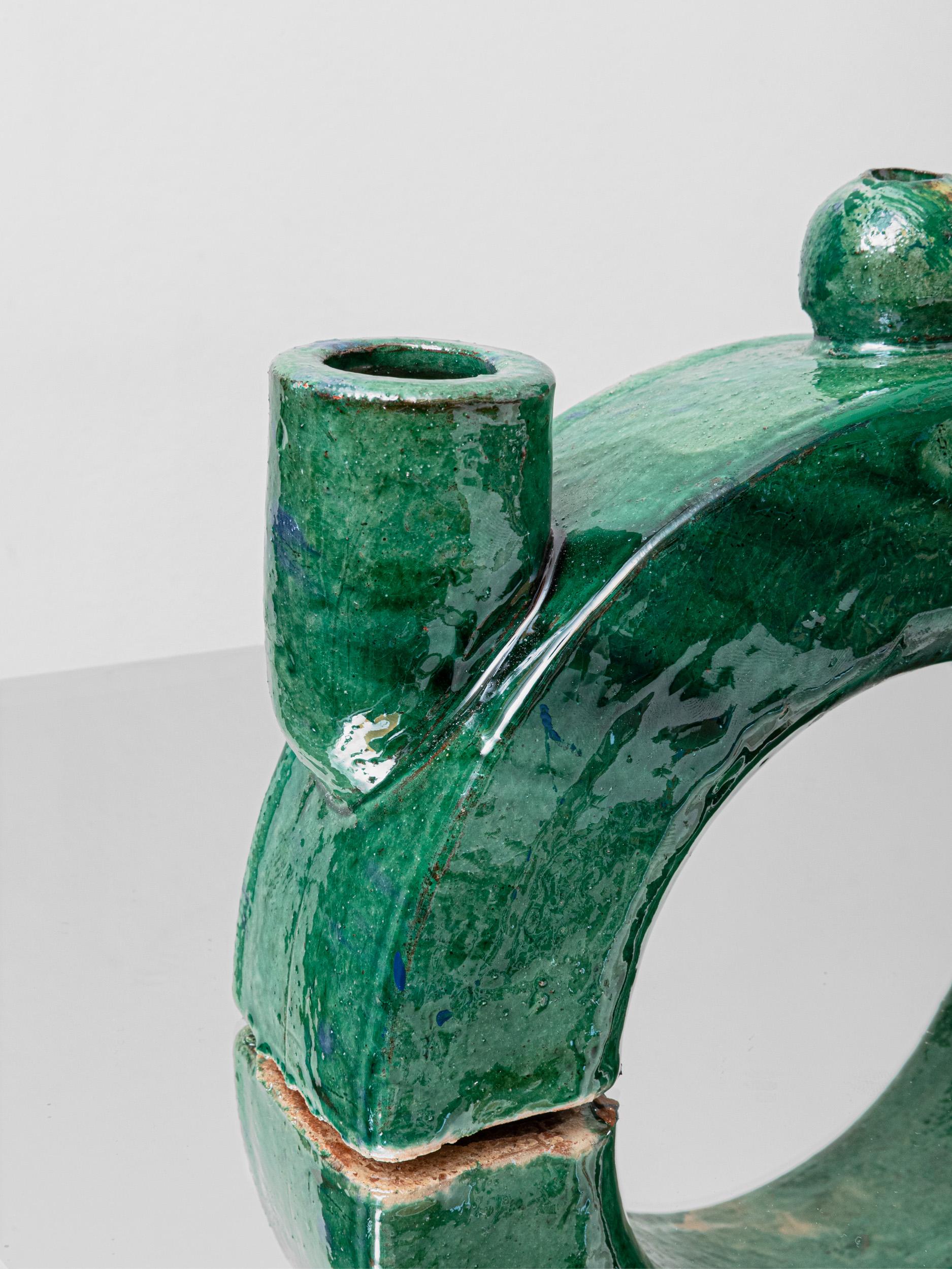 Collection de chandeliers de Sophie Dries

MINELO est un bougeoir conçu par Sophie Dries et fabriqué par les habiles artisans de Seminara, dans la région de Calabre, au sud de l'Italie. Le MINELO est un pont créé en coupant un cercle en deux, et
