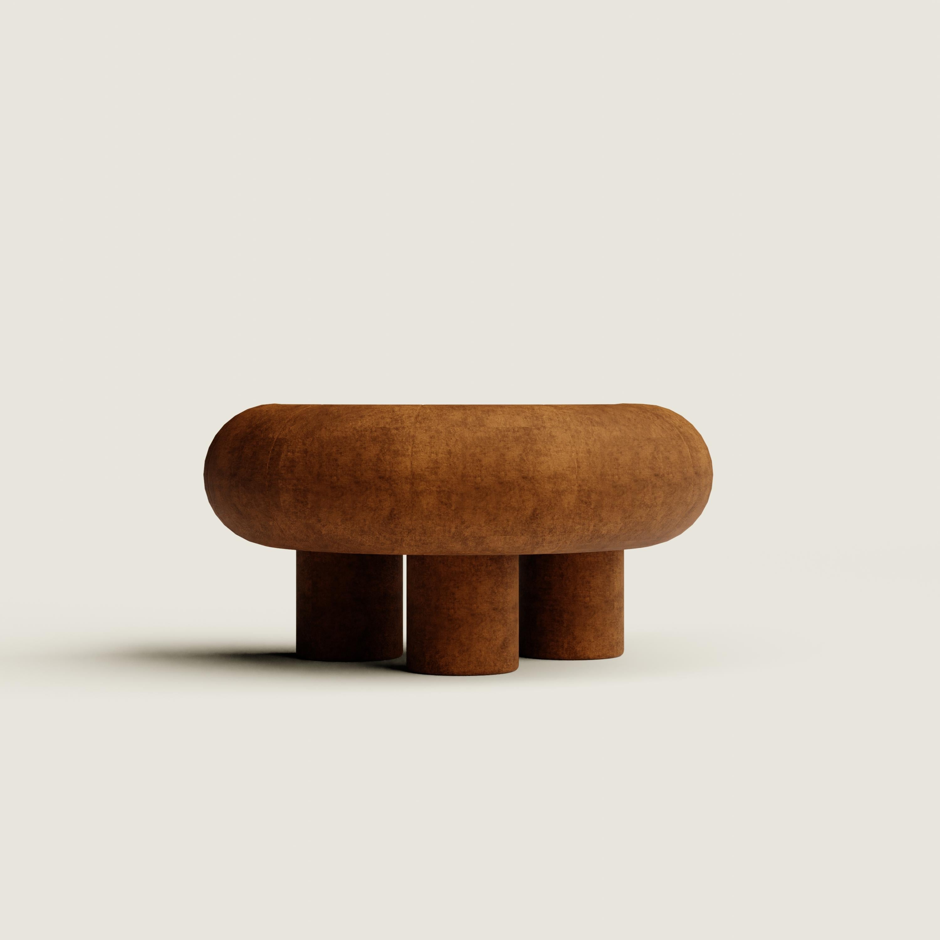 Ce fauteuil est le résultat d'une recherche liant design minimaliste et composants naturels, dans le respect des vraies valeurs de Vincent Mazenauer ; design unique et haut de gamme, courbé et massif. Cette version est en tissu doux. Naturellement,
