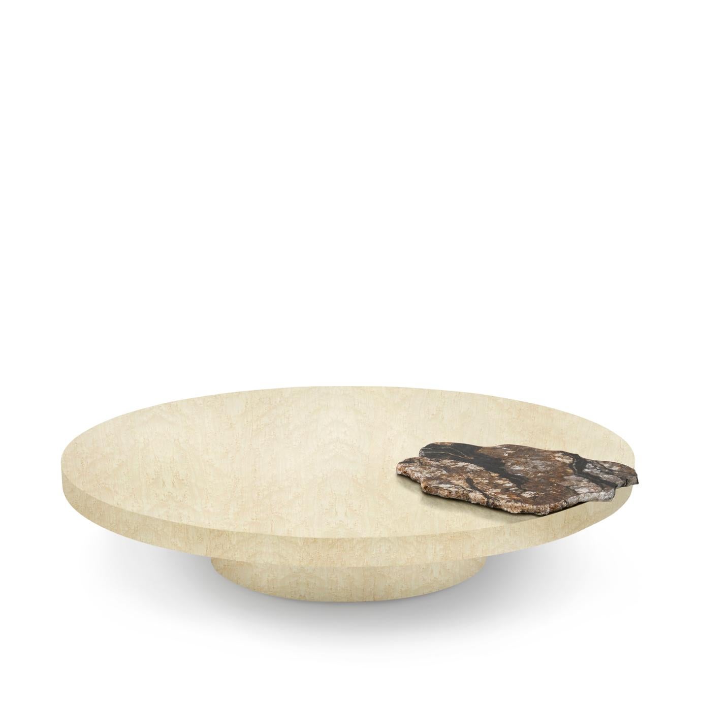 Une plaque de granit naturel est posée sur le cadre chic et moderne de la table à cocktail Mineral, ajoutant une touche parfaitement équilibrée de saveur exotique.