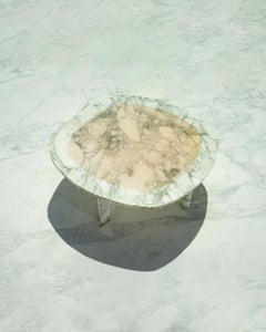 Lujosa Mesa Baja Cuadrada Redondeada de Mármol Natural y Resina de Melocotón, Carla Baz