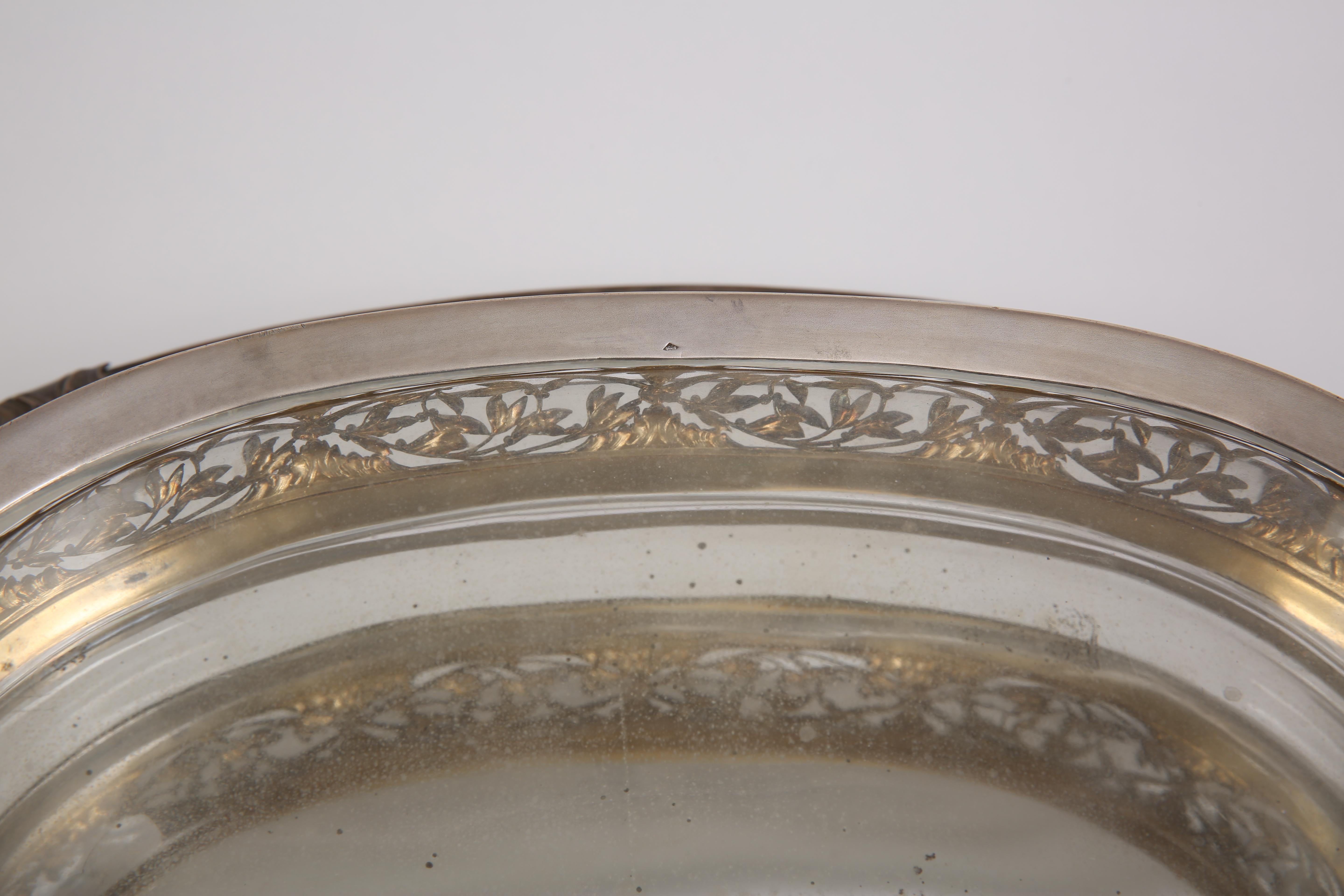Conjunto formado por un macetero de cristal y plata, con presentoire original de espejo y marco de plata. Sello Minerva.

Francia, CIRCA 1900.