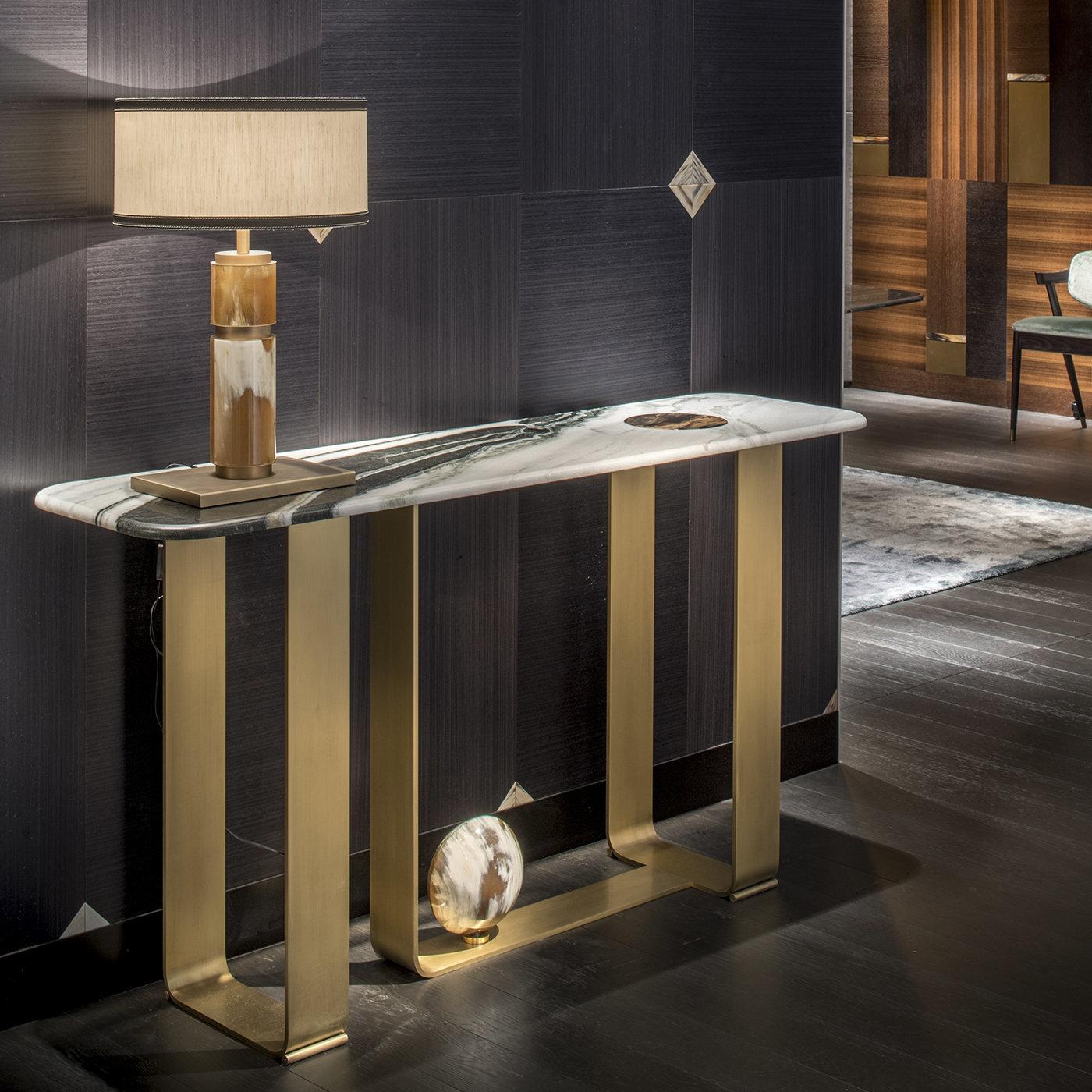 Cette superbe console est une pièce sculpturale qui ornera une entrée ou un salon moderne avec une élégance sophistiquée et les juxtapositions frappantes de différents matériaux, couleurs et textures. Le plateau rectangulaire aux angles arrondis est