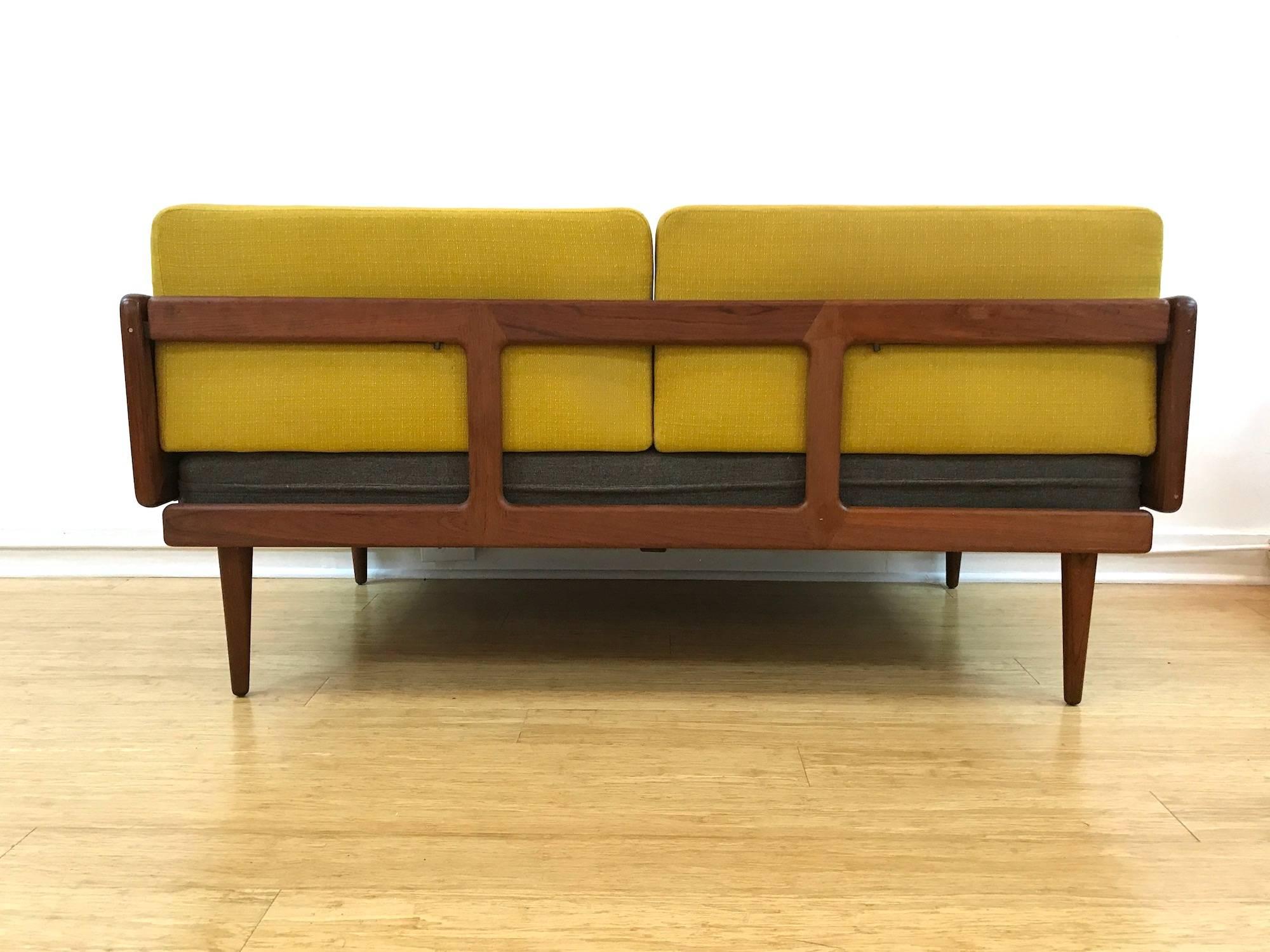 Mid-20th Century Minerva Danish Loveseat Daybed Designed by Peter Hvidt & Orla Mølgaard-Nielsen