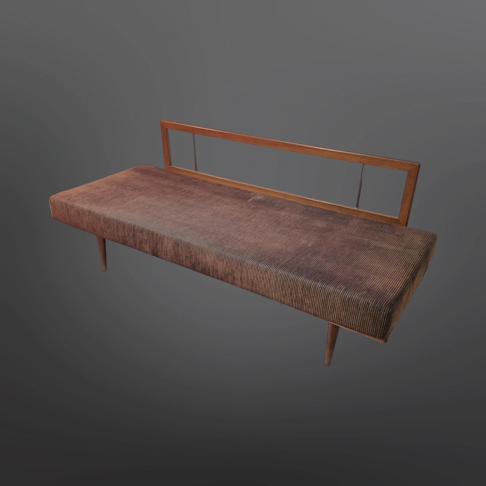 Design iconico della Danimarca di metà secolo. Un divano a tre posti della linea 