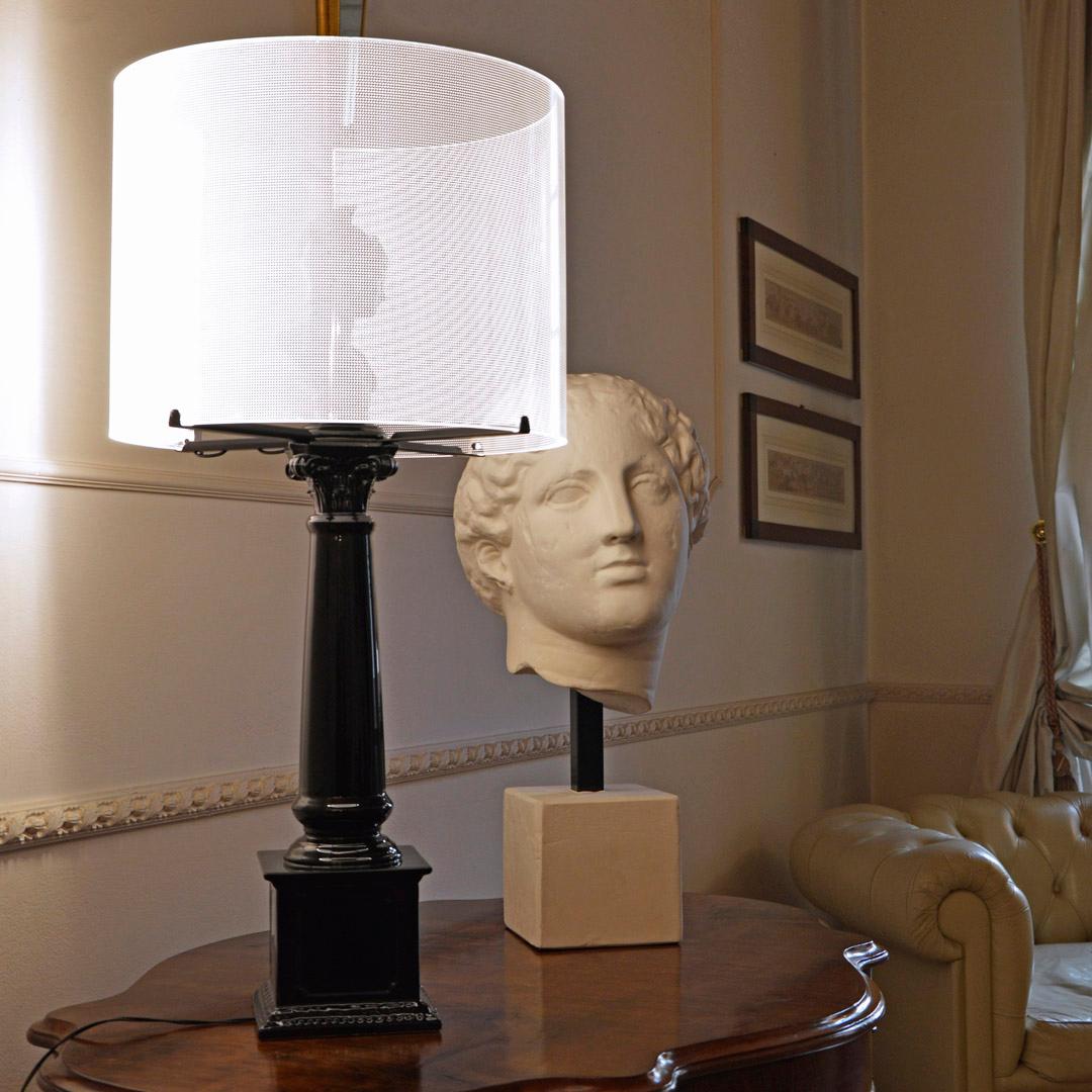 Cette élégante lampe de table réunit l'innovation et le mythe classique pour une expérience d'éclairage unique. Le corps de la lampe est fabriqué en céramique de haute qualité dans la tradition vénitienne, entièrement finie à la main. Sa
