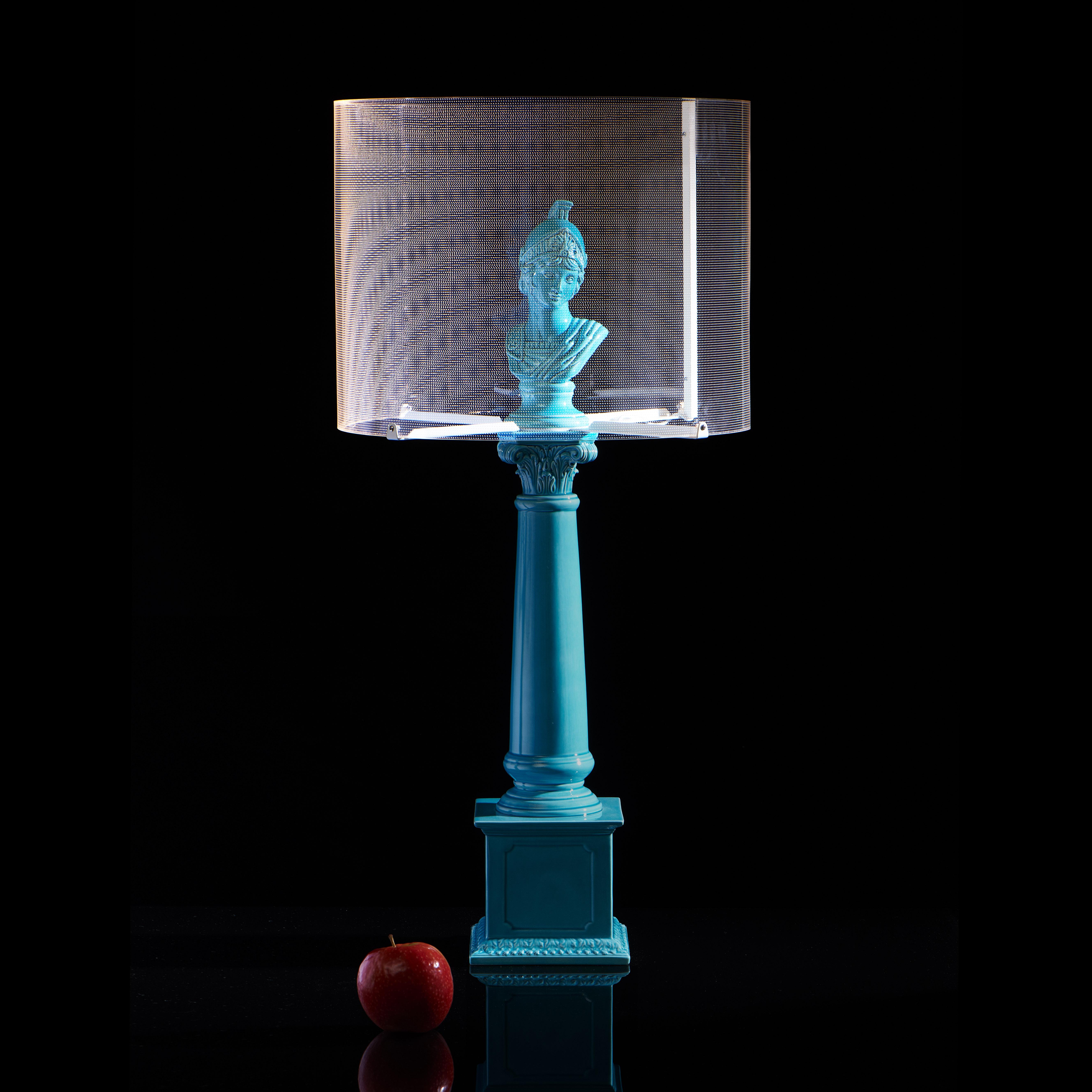 Cette élégante lampe de table réunit l'innovation et le mythe classique pour une expérience d'éclairage unique. Le corps de la lampe est fabriqué en céramique de haute qualité dans la tradition vénitienne, entièrement finie à la main. Sa