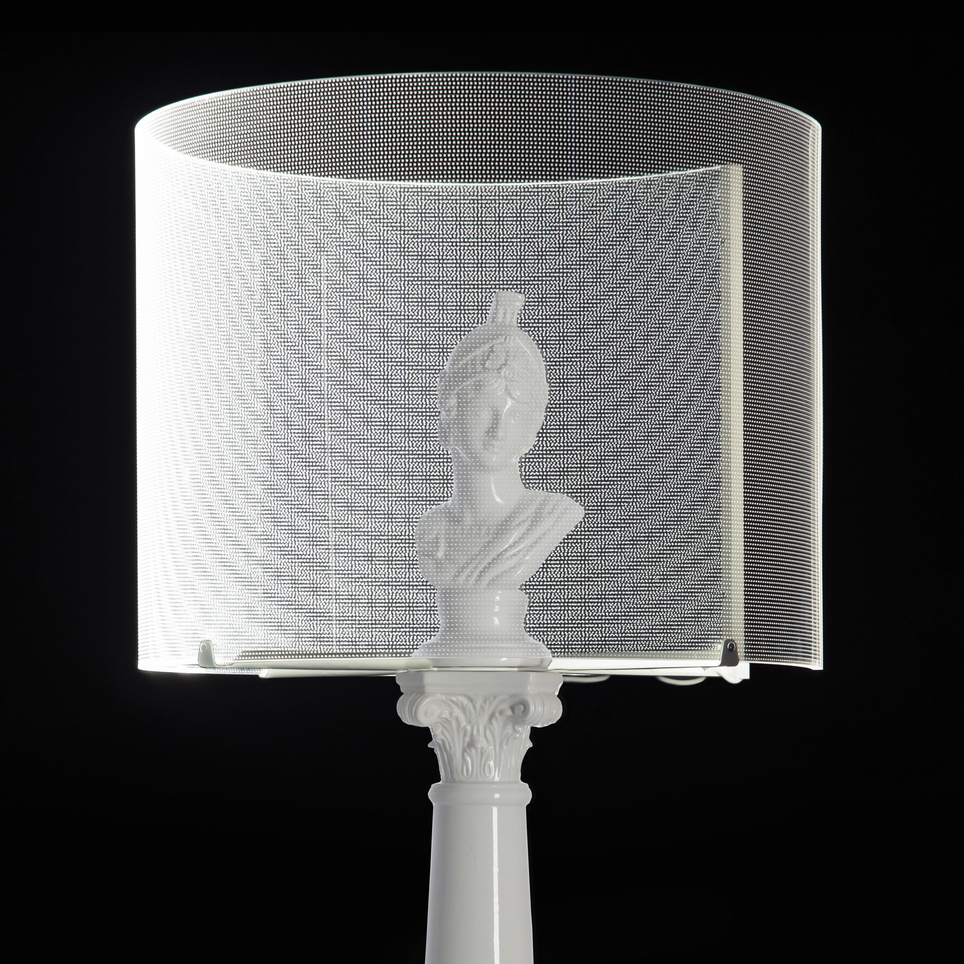 Cette élégante lampe de table réunit l'innovation et le mythe classique pour une expérience d'éclairage unique. Le corps de la lampe est fabriqué en céramique de haute qualité dans la tradition vénitienne, entièrement finie à la main. Sa