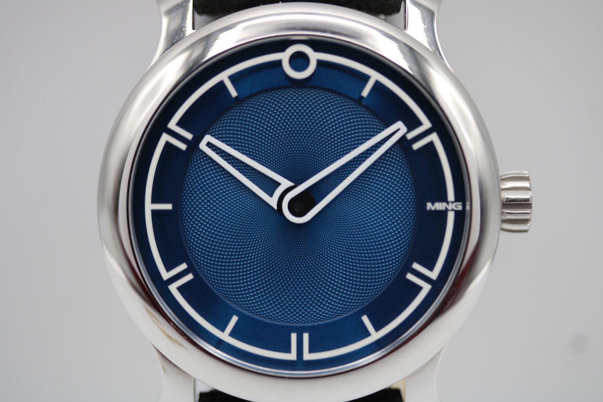 In fast ungetragenem Zustand ist dieser Ming17.09 Blue einer der ganz wenigen in der EU erhältlichen. Datiert auf 2022 durch die Original-Papiere zusätzlich diese Uhr ist als ein komplettes Set von Box und Papiere zusammen mit Reise-Etui