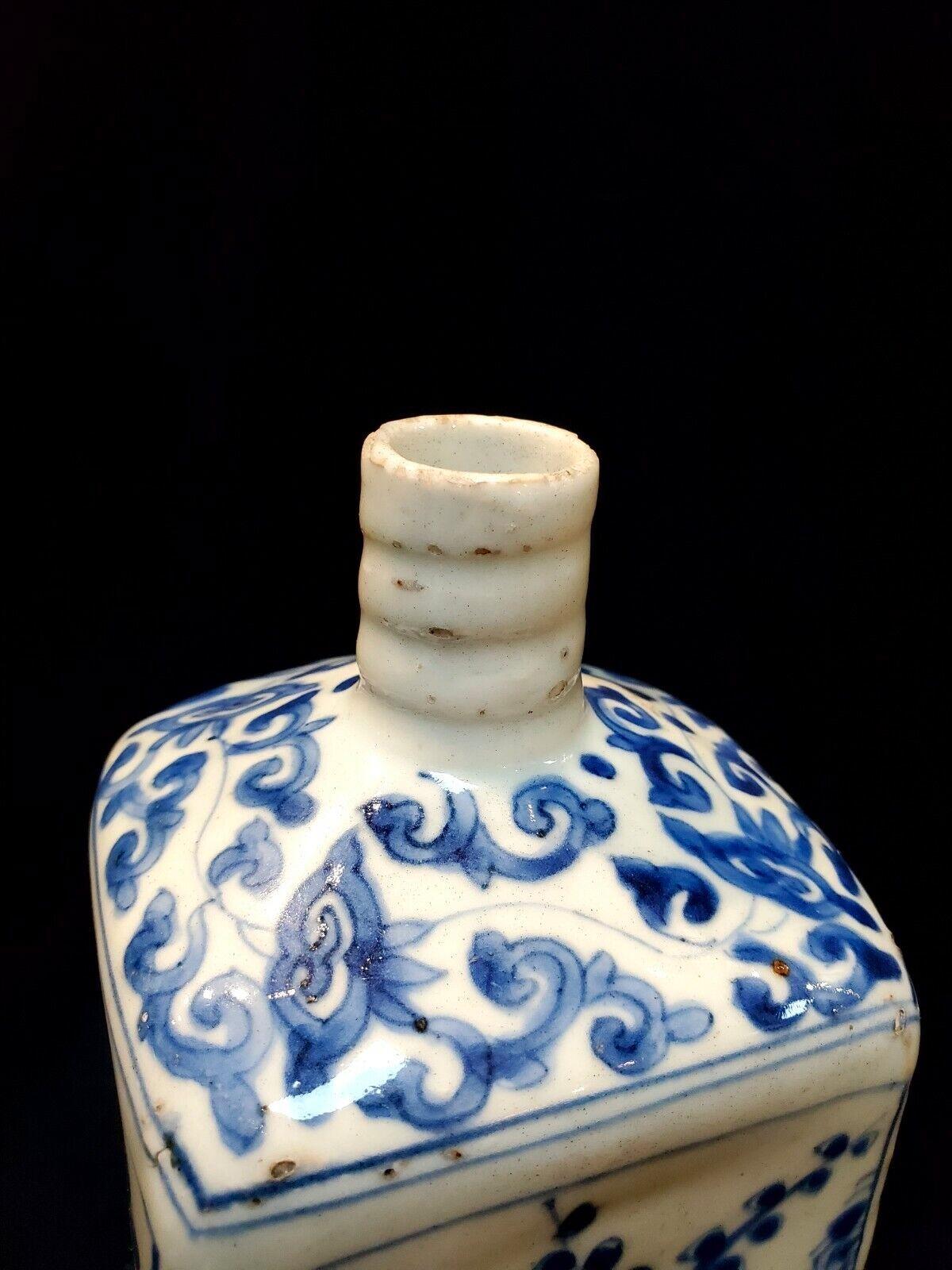 Ming, Chinese Antique Jiajing Blue and White Porcelain Square Vase For Sale 5