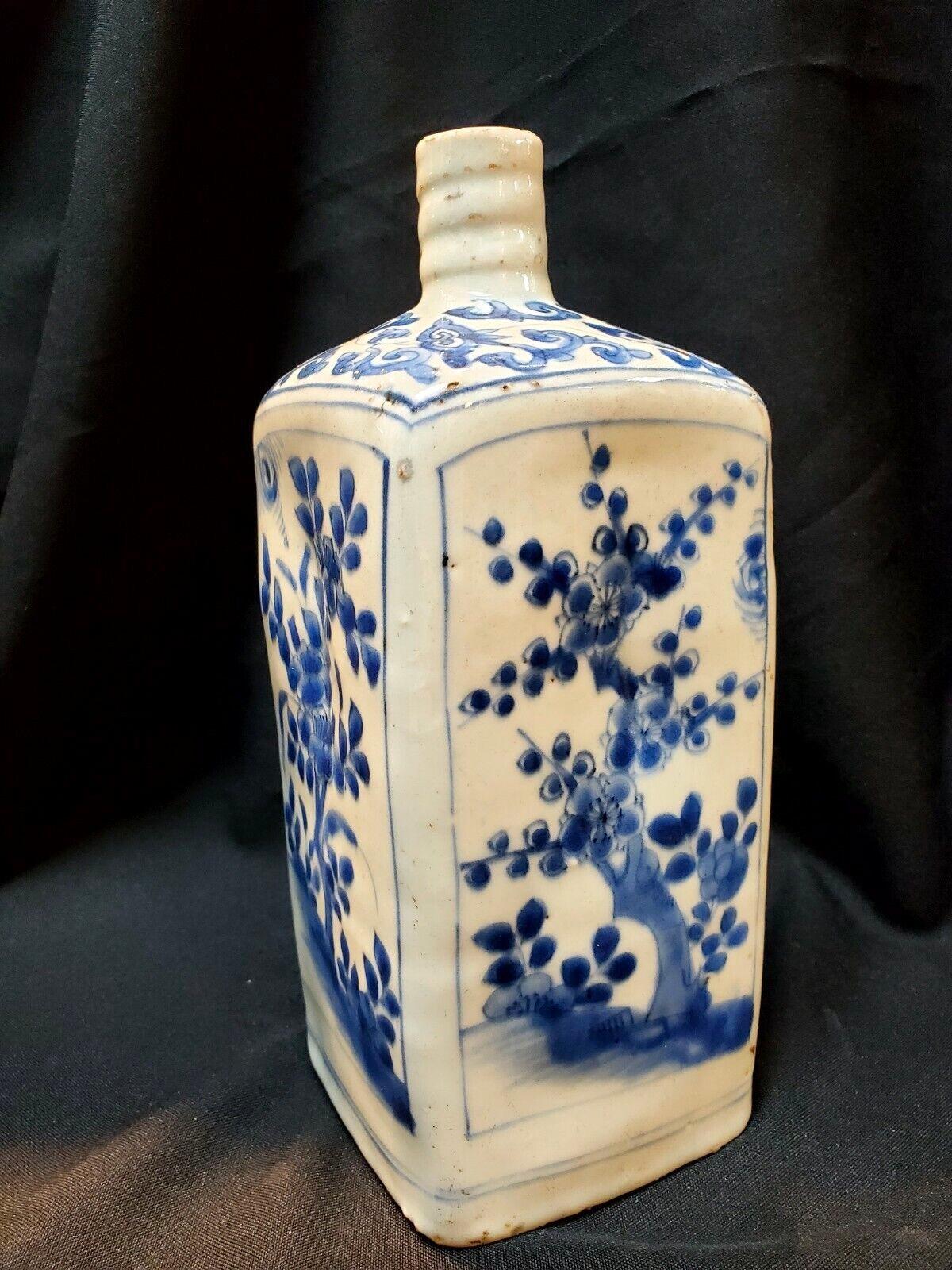 Ming, Chinese Antique Jiajing Blue and White Porcelain Square Vase In Good Condition For Sale In San Gabriel, CA