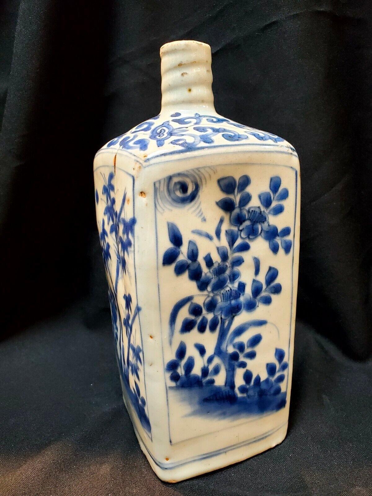 18th Century and Earlier Ming, Chinese Antique Jiajing Blue and White Porcelain Square Vase For Sale