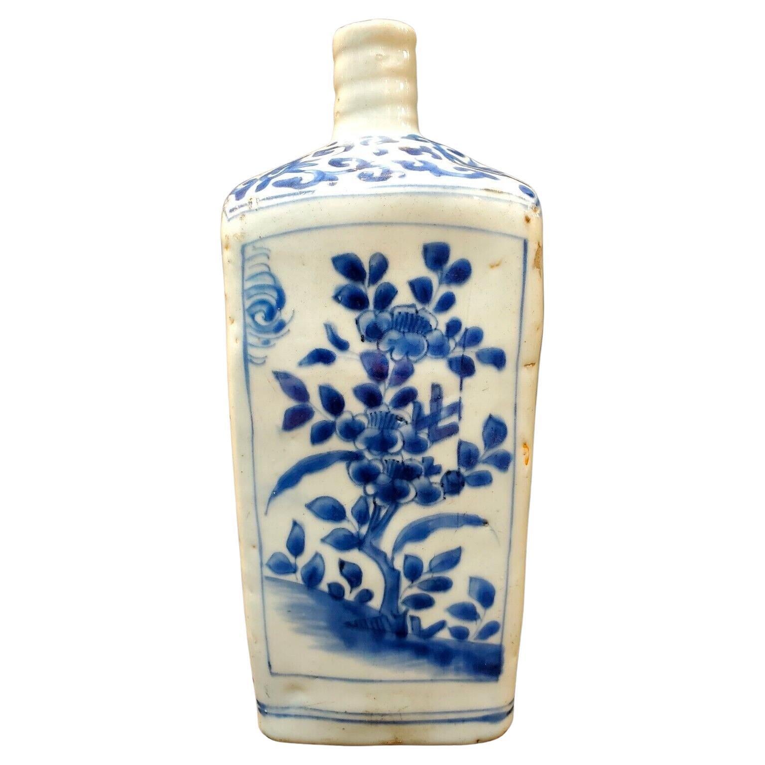 Ming, Chinesische antike quadratische Jiajing-Vase aus blauem und weißem Porzellan