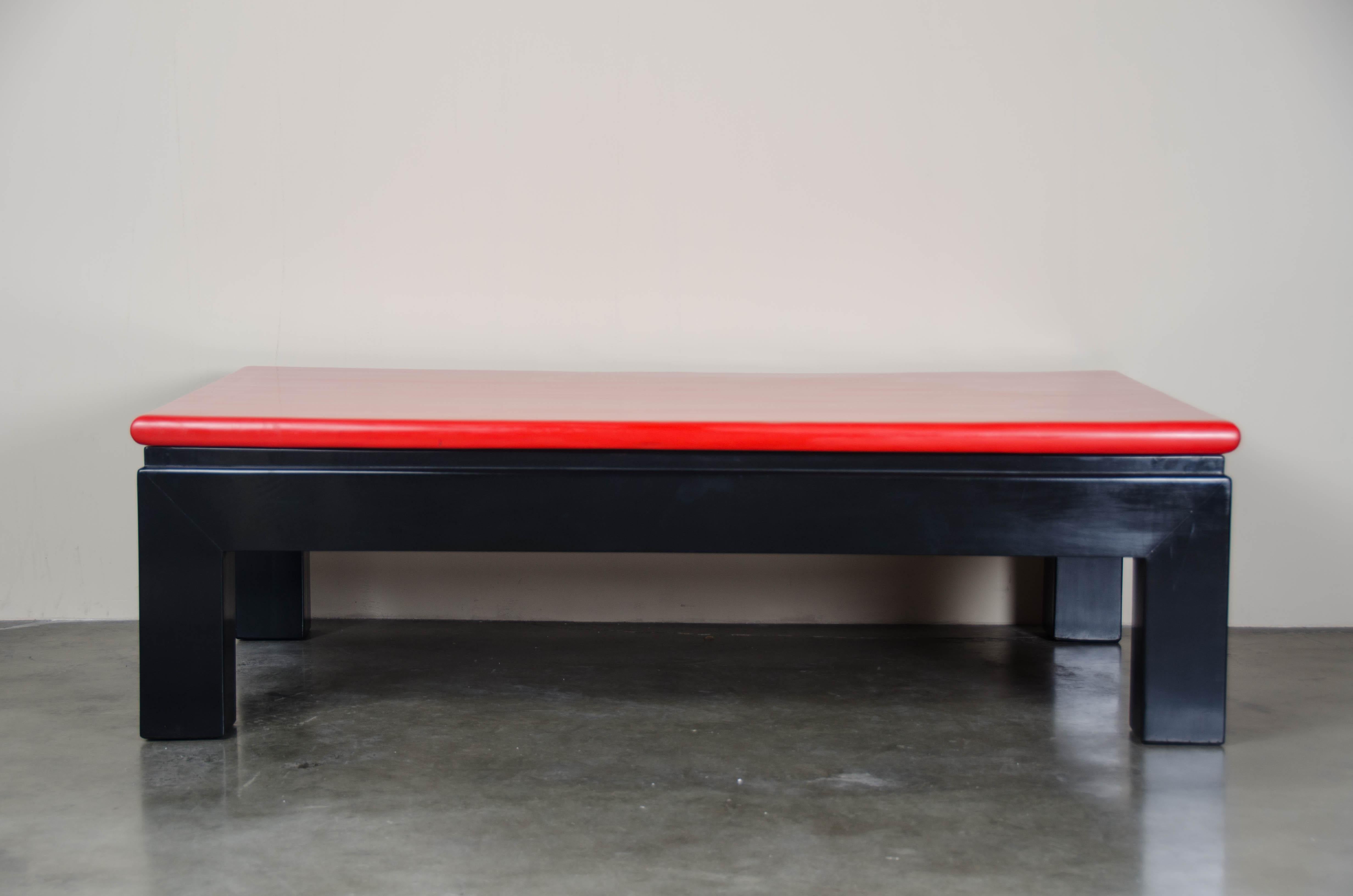 Laqué Table basse Ming, laque rouge de Robert Kuo, faite à la main, édition limitée en vente